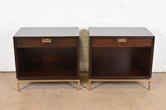 Thomas Pheasant pour Baker Furniture Tables de nuit en acajou et laiton Campaigner