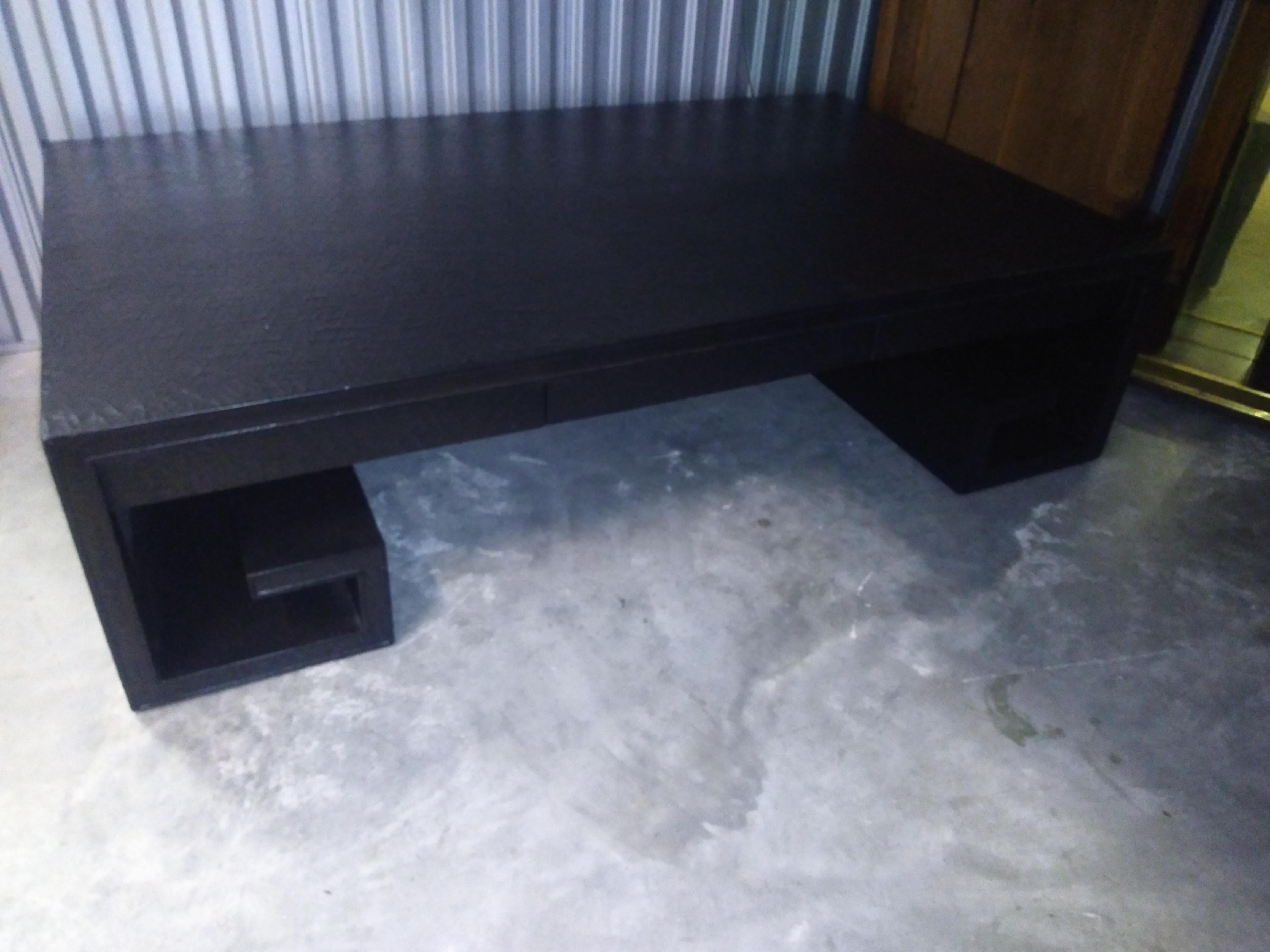 Cette table basse est une création de Thomas Pheasant pour Baker Furniture. Il présente une finition en glaçure craquelée. Le design est façonné en clé grecque et comporte deux tiroirs, un de chaque côté. Le nom Baker est synonyme de qualité et