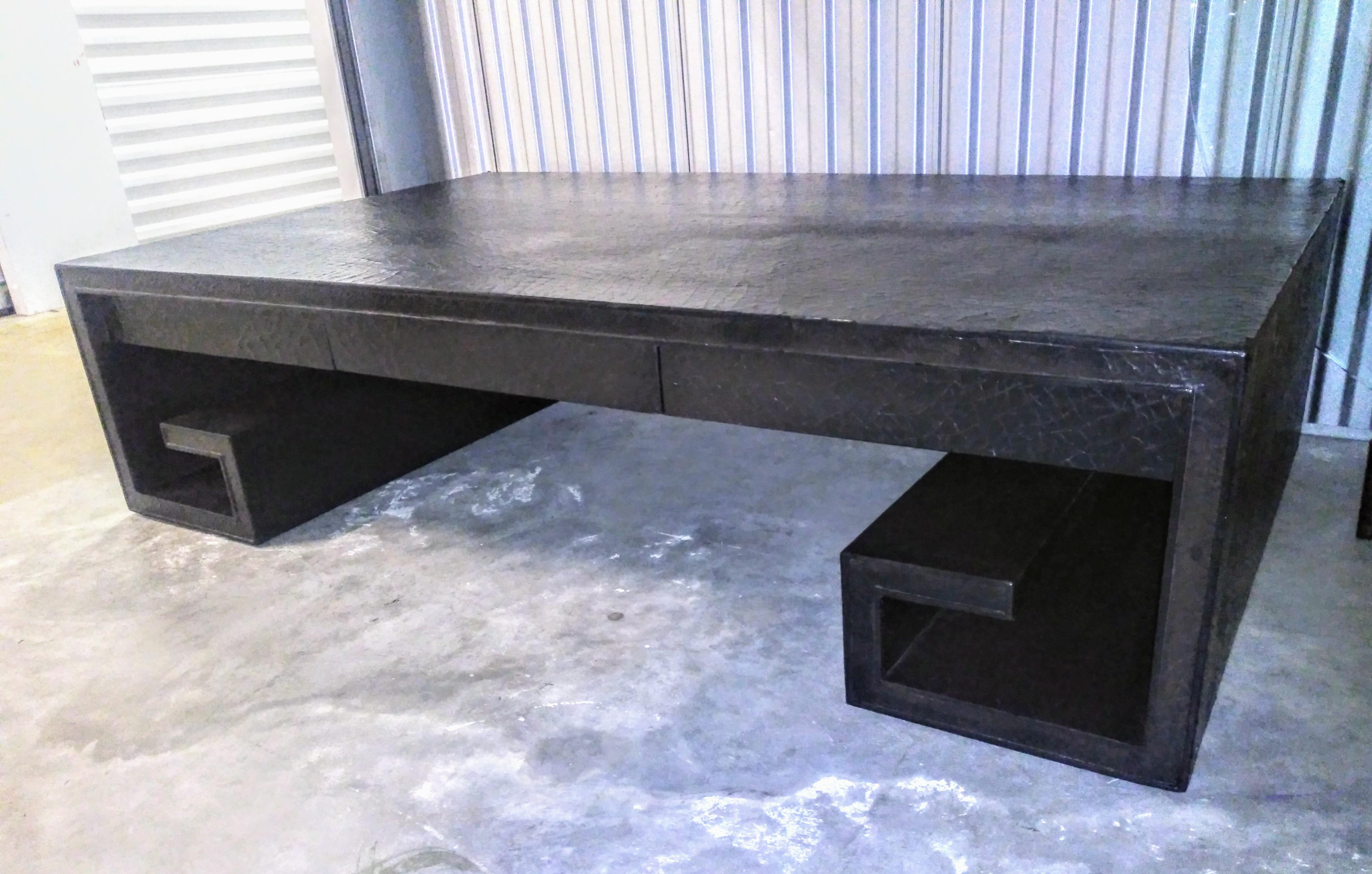20ième siècle Table basse craquelée Thomas Pheasant pour Baker Furniture en vente