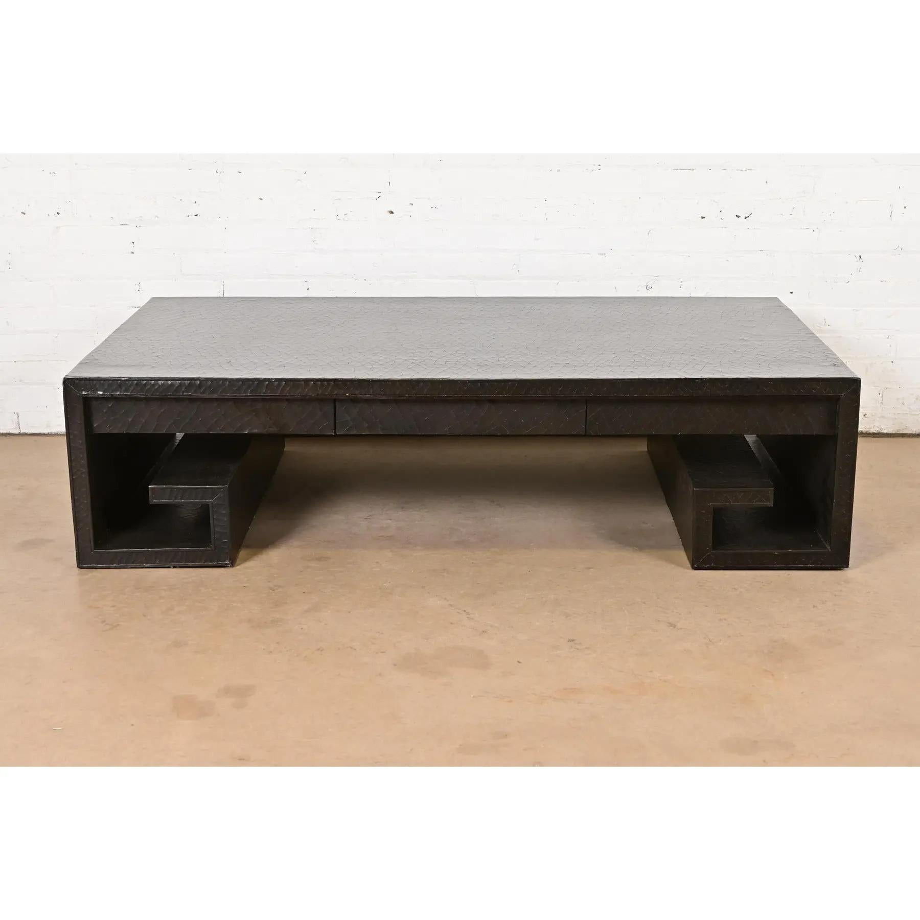 Un bellissimo tavolino da salotto o da cocktail in legno laccato nero crackle a forma di chiave greca o di rotolo asiatico di grandi dimensioni.

Di Thomas Pheasant per Baker Furniture

Stati Uniti, circa fine XX secolo

Misure: 60 
