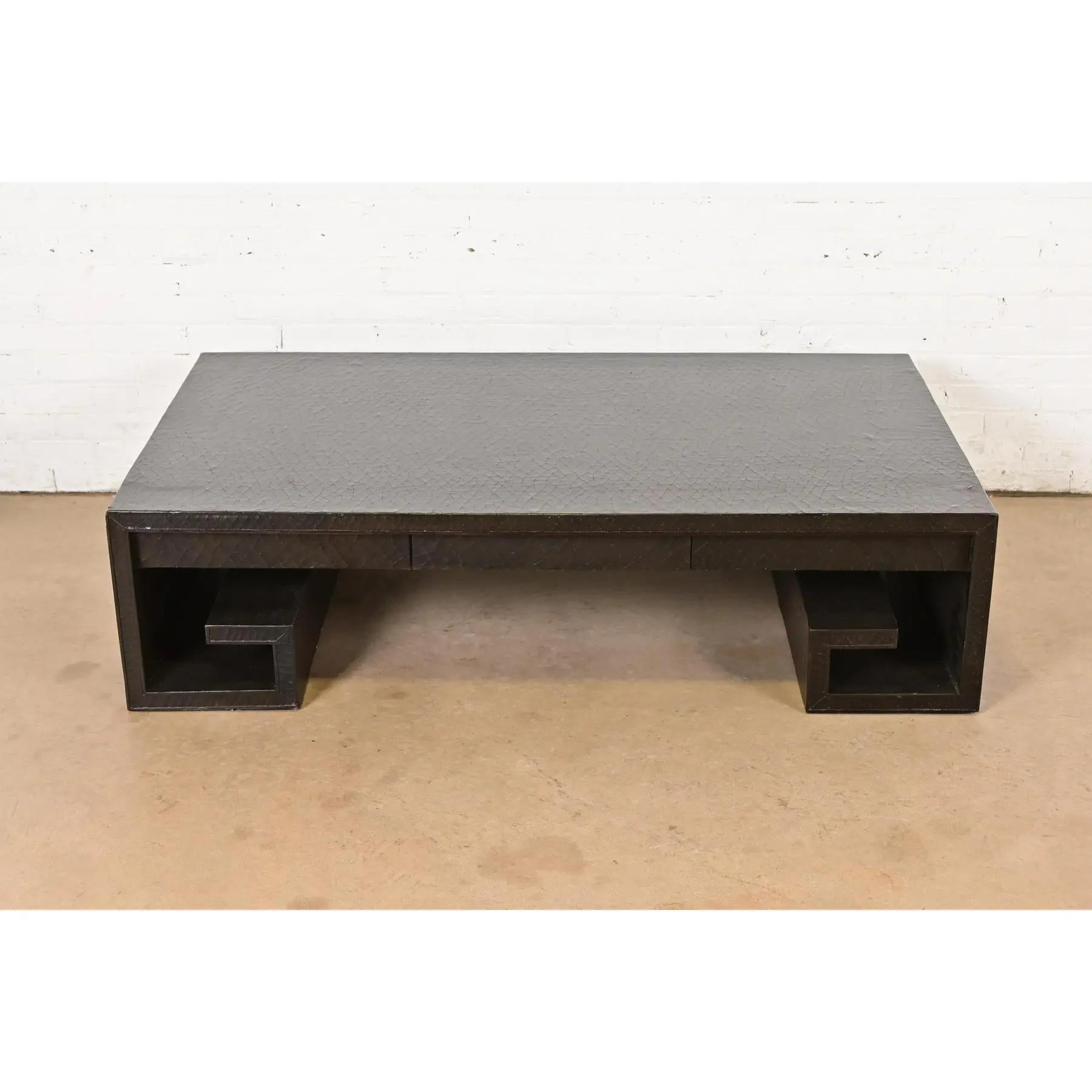 Moderno Thomas Pheasant per Baker Furniture Tavolino da caffè con chiave greca laccata in nero in vendita