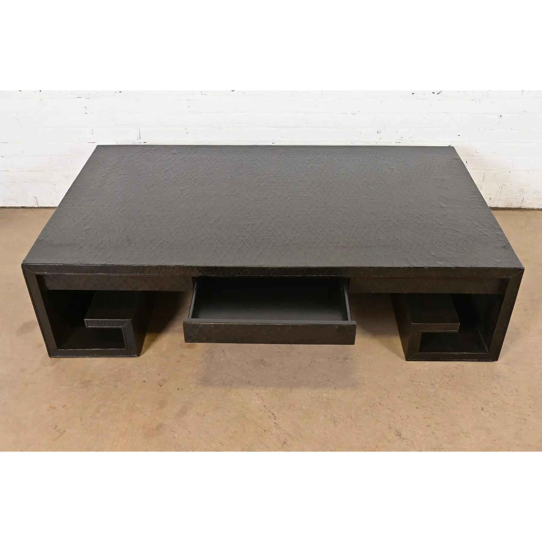 XX secolo Thomas Pheasant per Baker Furniture Tavolino da caffè con chiave greca laccata in nero in vendita