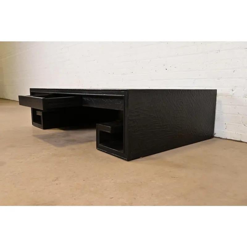 20ième siècle Thomas Pheasant for Baker Furniture Greek Key Black Lacquered Coffee Table en vente