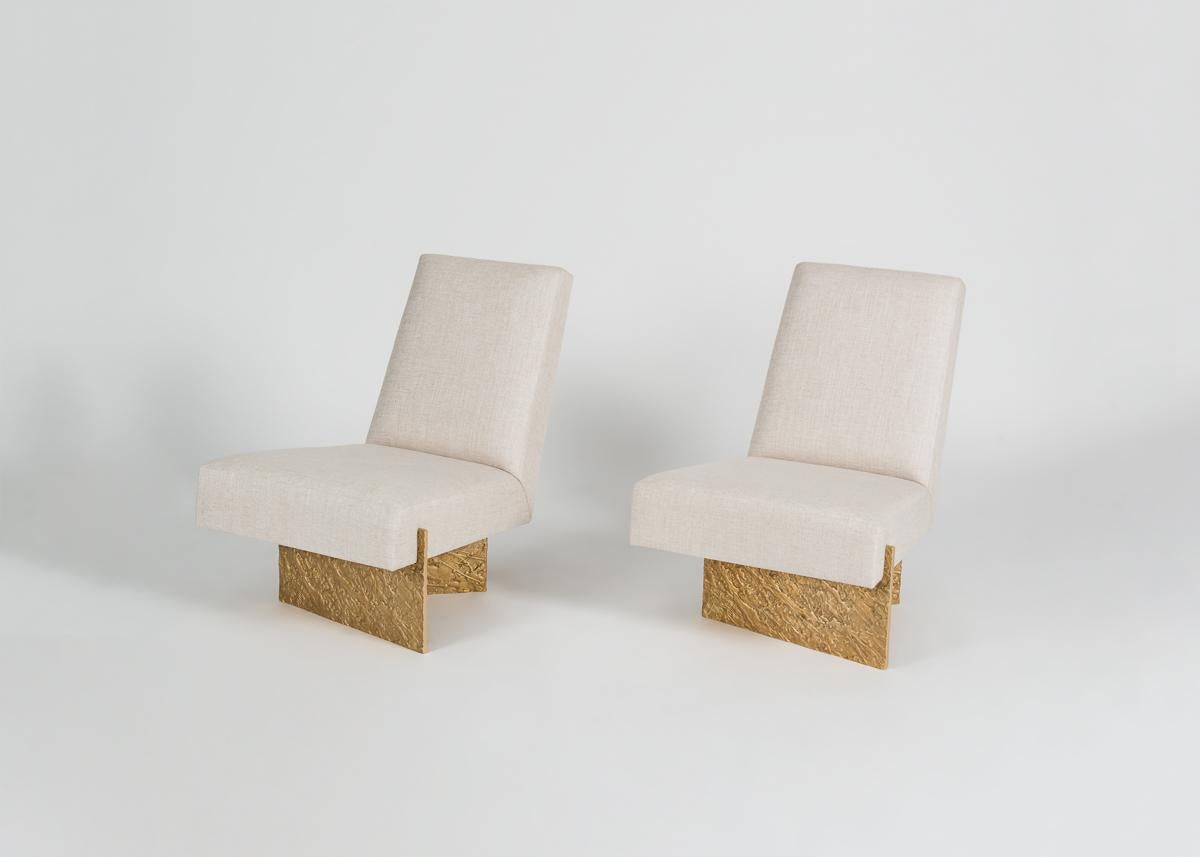 Edition limitée à vingt exemplaires.

Avec ce fauteuil de salon résolument moderne, le designer d'intérieur Thomas Pheasant évoque l'élégance et la délicatesse de l'art japonais du pliage du papier. La base, fabriquée en bronze coulé solidement,