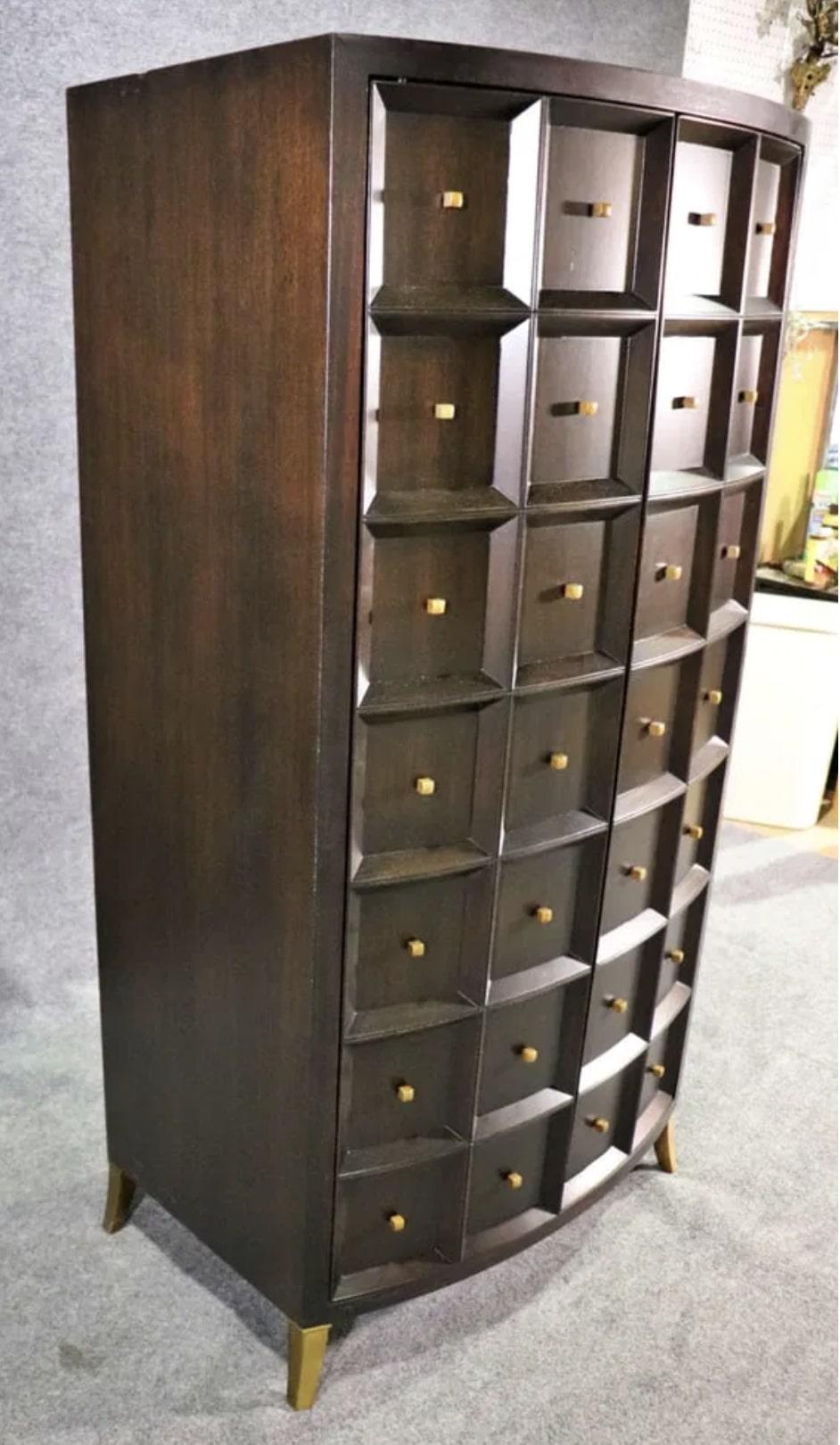 20ième siècle Collection Thomas The Collective Armoire/Bar en acajou (paire disponible) en vente