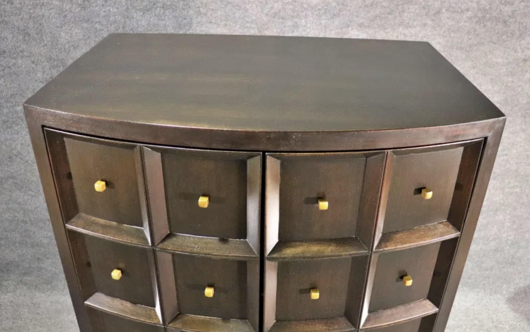 Laiton Collection Thomas The Collective Armoire/Bar en acajou (paire disponible) en vente