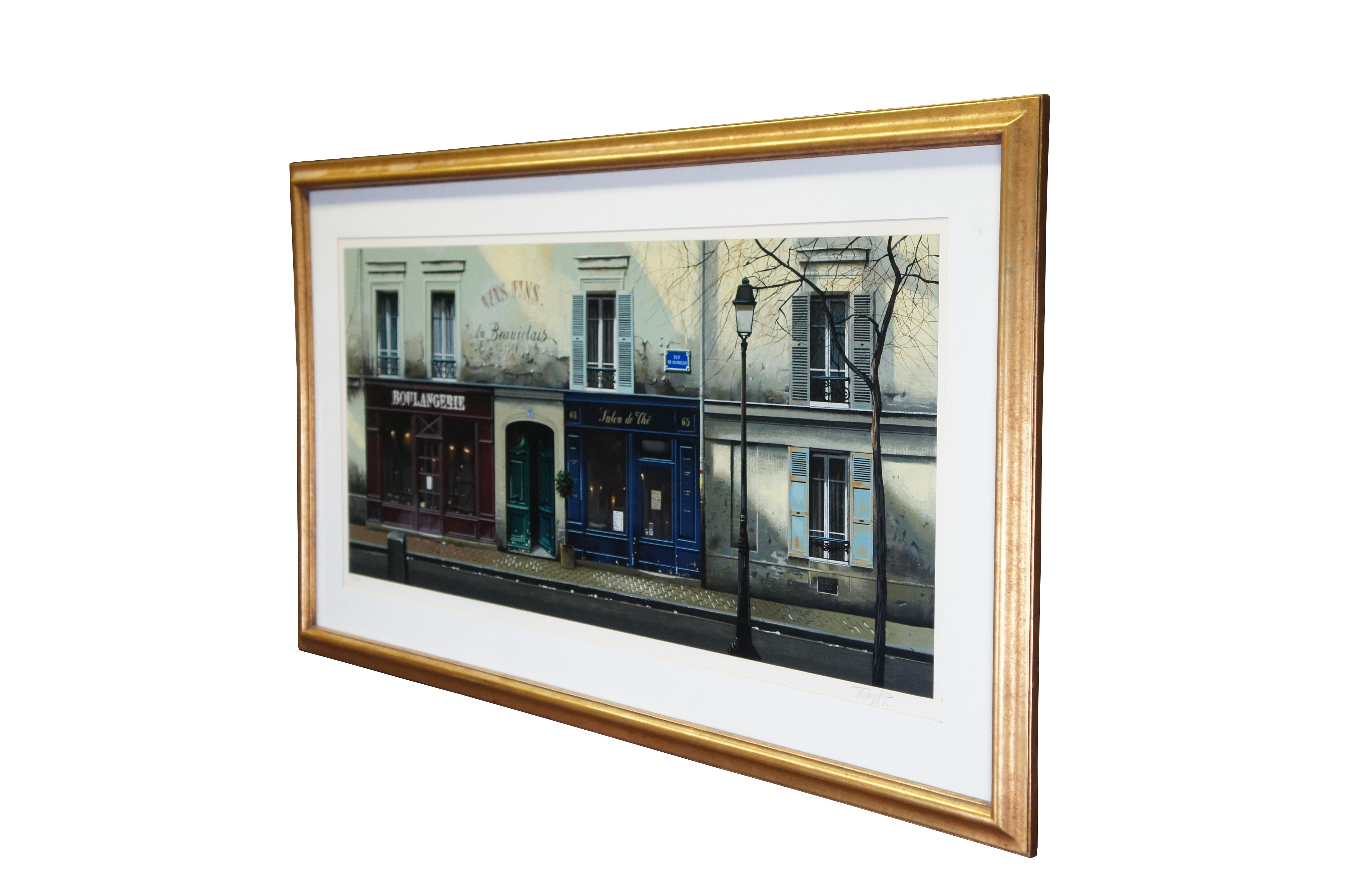 Stampa serigrafica vintage di Thomas Pradzynski Twilight on Rue de Madiran, circa 1992.  Presenta una veduta di Rue de Madiran a Parigi, in Francia.  Vins Fins du Beaujolais, Boulangerie, Salon de Che.  Museo incorniciato in oro.

Thomas Pradzynski,