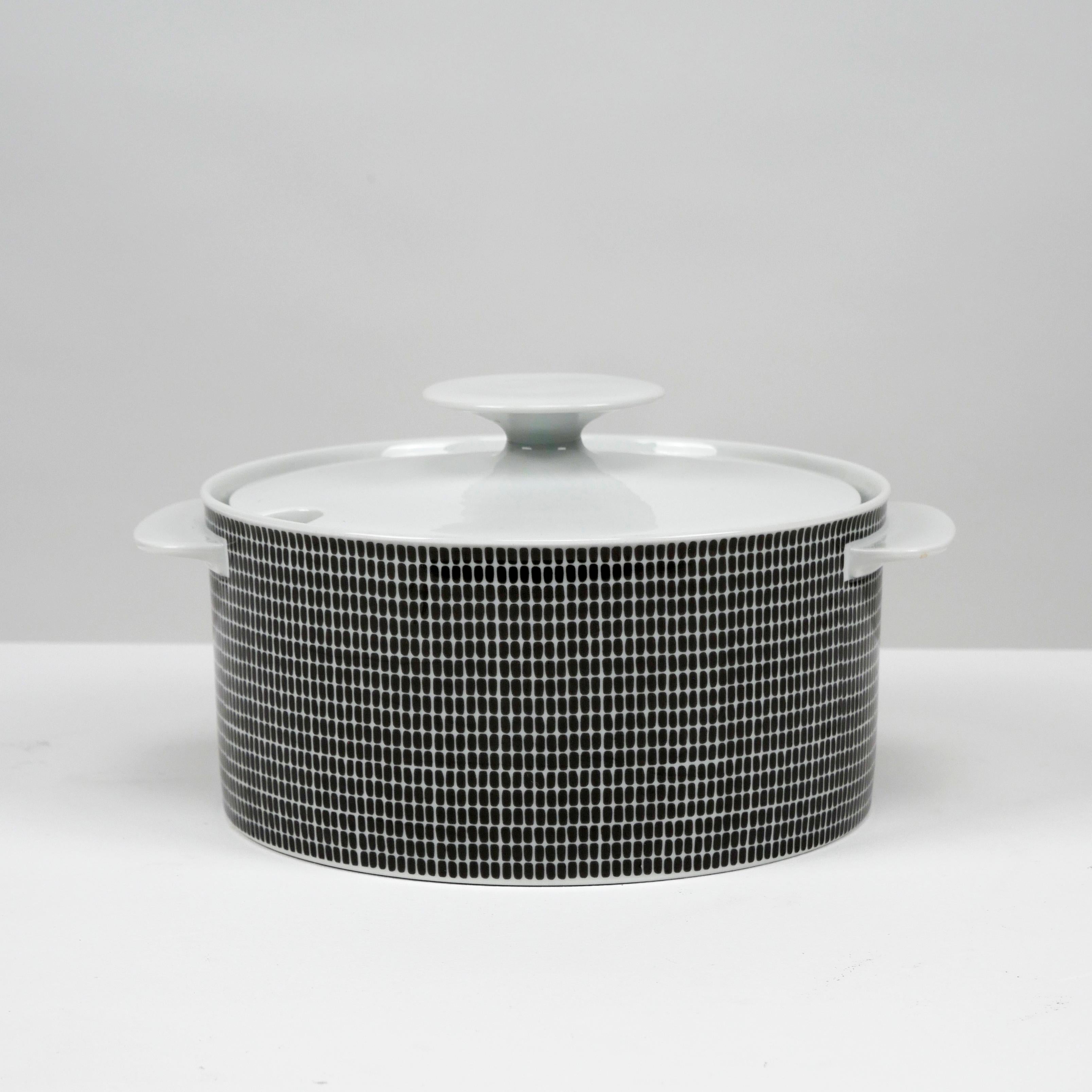Medallion ‘Onyx Grey’ large serving bowl with lid
Produced c 1970s by Thomas, a subsidiary/division of Rosenthal, Germany

Ceramic
Excellent condition
L 25 cm, Diam 21 cm, H 13 cm, Wt 1375 g