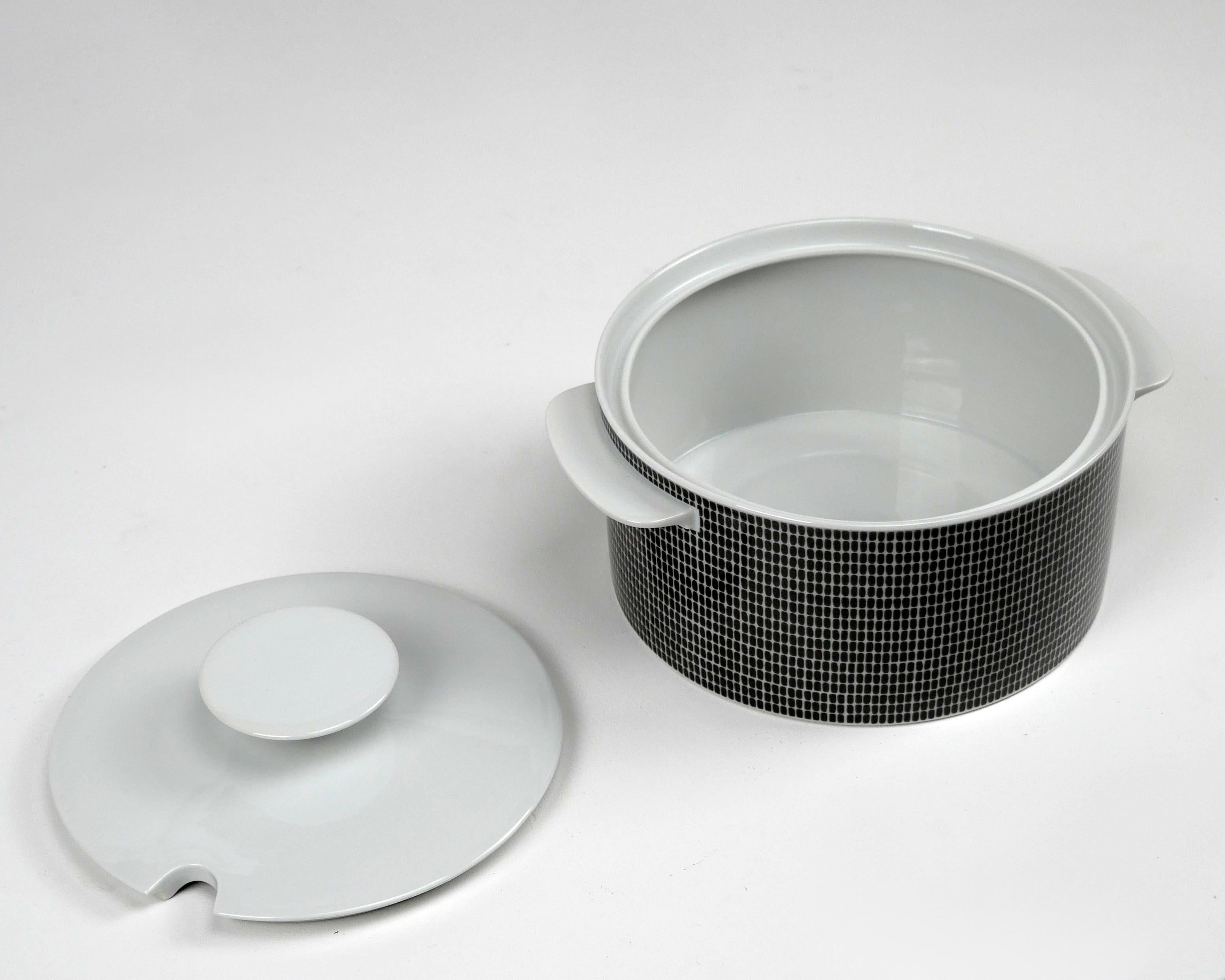 Late 20th Century Thomas Rosenthal, Germany, Medallion Onyx Grey large serving bowl with lid 1970s For Sale
