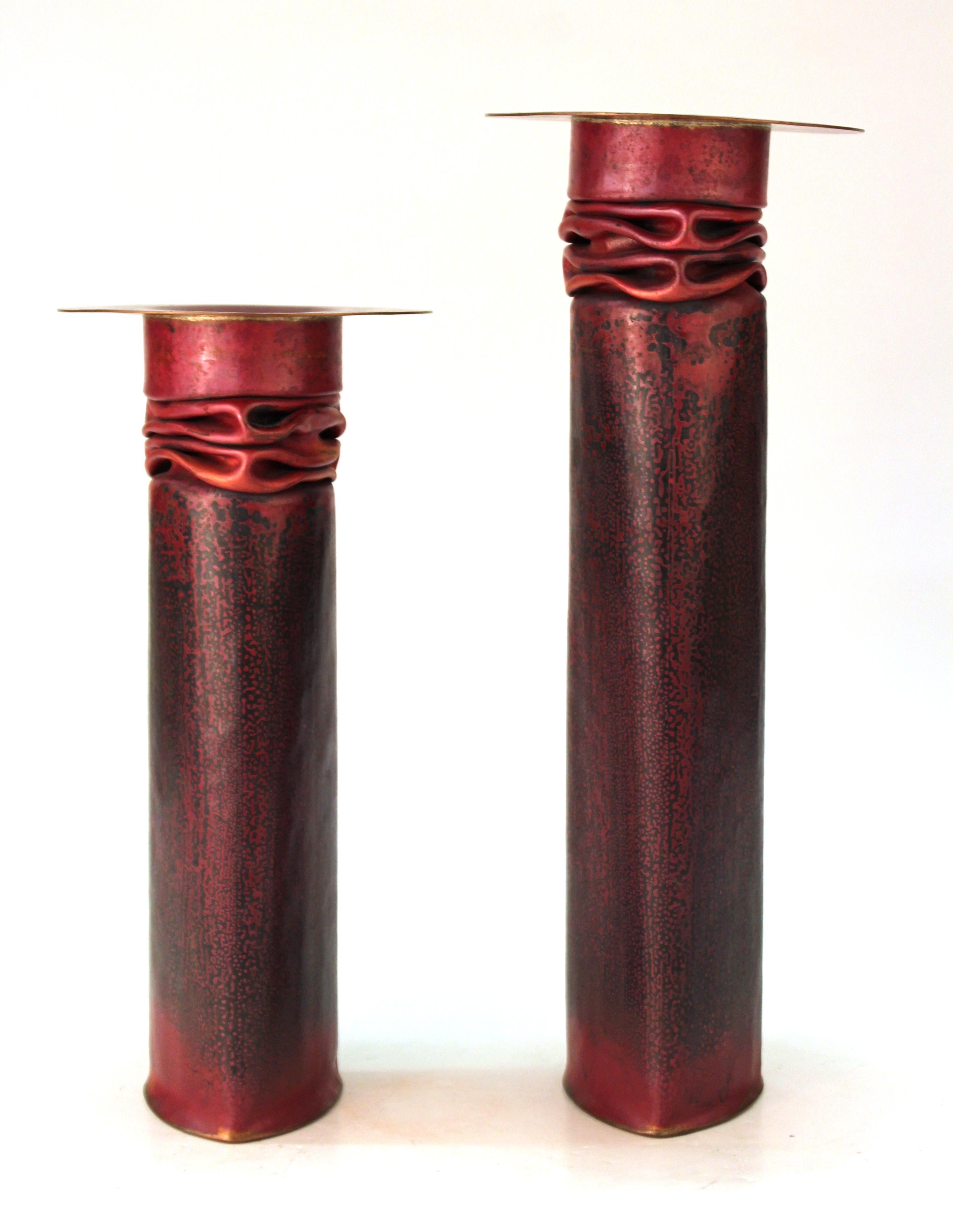 Paire de bougeoirs modernistes américains du célèbre orfèvre Thomas Roy Markusen, réalisés en cuivre avec une rare patine acide rouge. La paire a été fabriquée à la fin des années 1970 ou au début des années 1980 aux États-Unis et porte les marques
