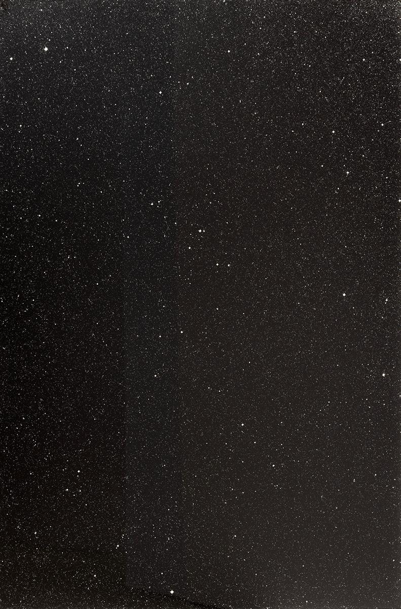 #2 18h12m/40 degree von Thomas Ruff ist eine 35,13 x 25,5 Zoll große Granolithographie in Schwarz-Weiß mit einem Sternenhimmel. 

Rahmengröße: 38 x 28,13 x 1,88 Zoll.
Ausgabe 40/40
Lackiert, auf Ikonorex-Weißkarton
Verso mit Bleistift signiert und