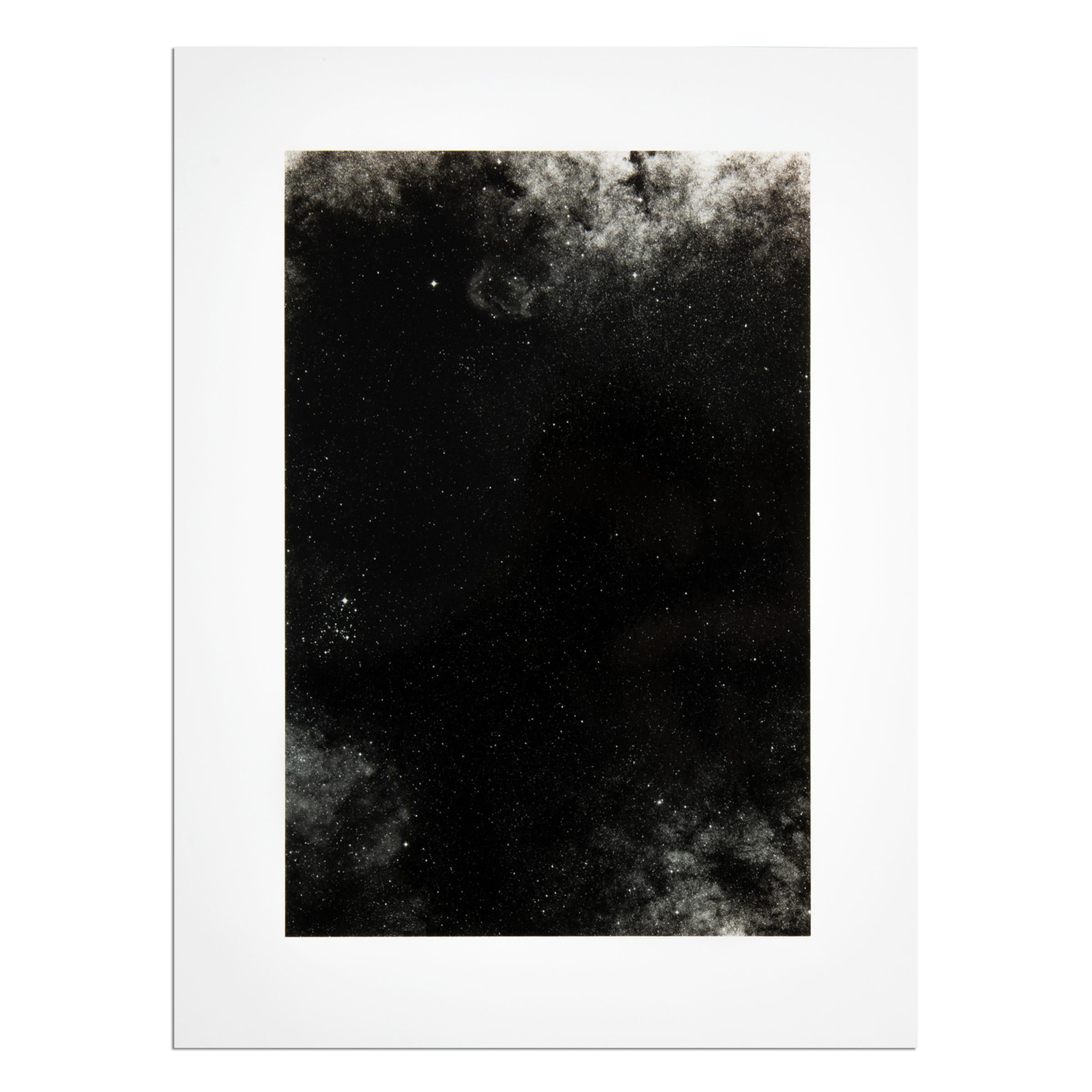 Thomas Ruff (alemán, nacido en 1958)
Sin título (Estrellas 17h 38m/-30°, 1990), 1990/2004
Soporte: C-print, bookplate y libro de artista
Dimensiones: 40 × 30 cm (15 7/10 × 11 4/5 pulg.)
Edición de 30: C-print y bookplate cada uno firmado, fechado y