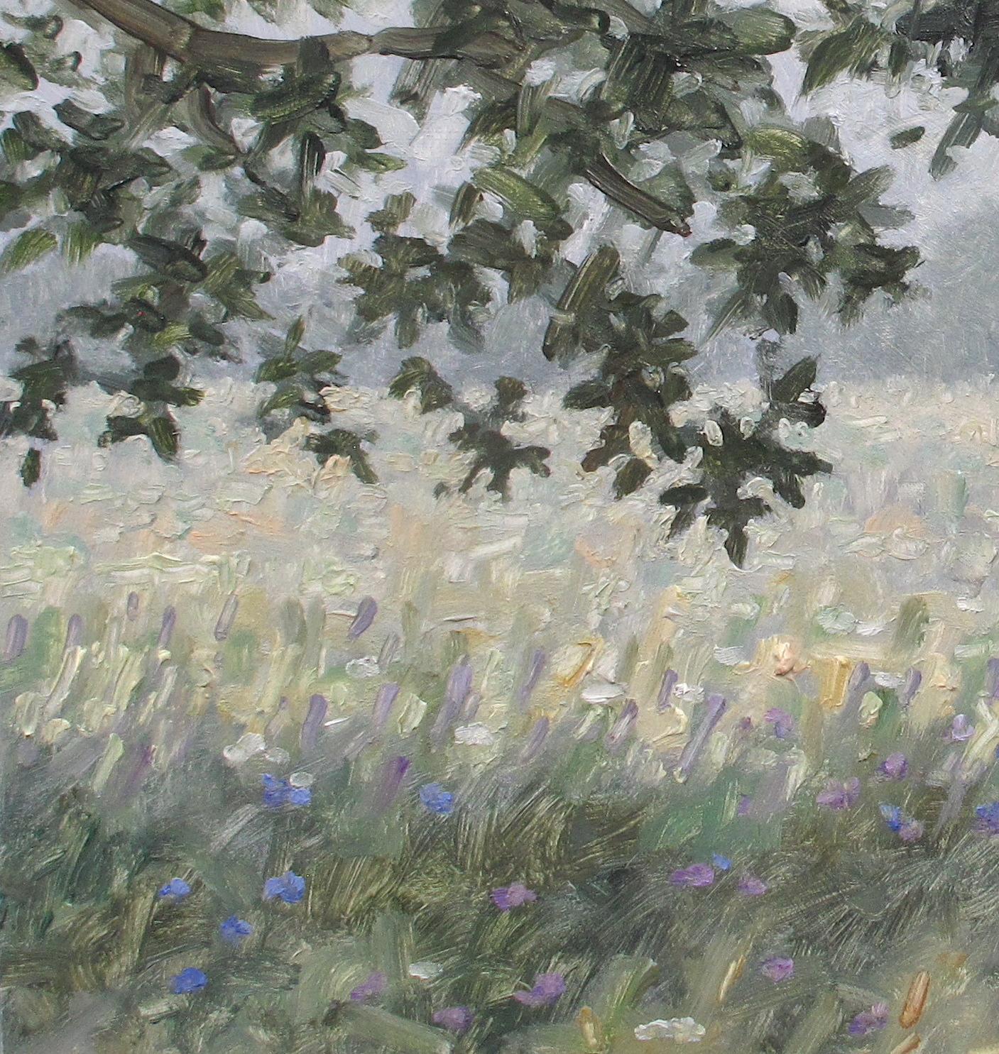 Dieses quadratische Landschaftsgemälde in Öl auf Paneel zeigt eine friedliche Szene im Freien mit einem zart gemalten, in Nebel gehüllten Feld mit weißen und blasslila Blüten unter einem Baum mit olivgrünen Blättern. Es fängt die idyllische Stimmung