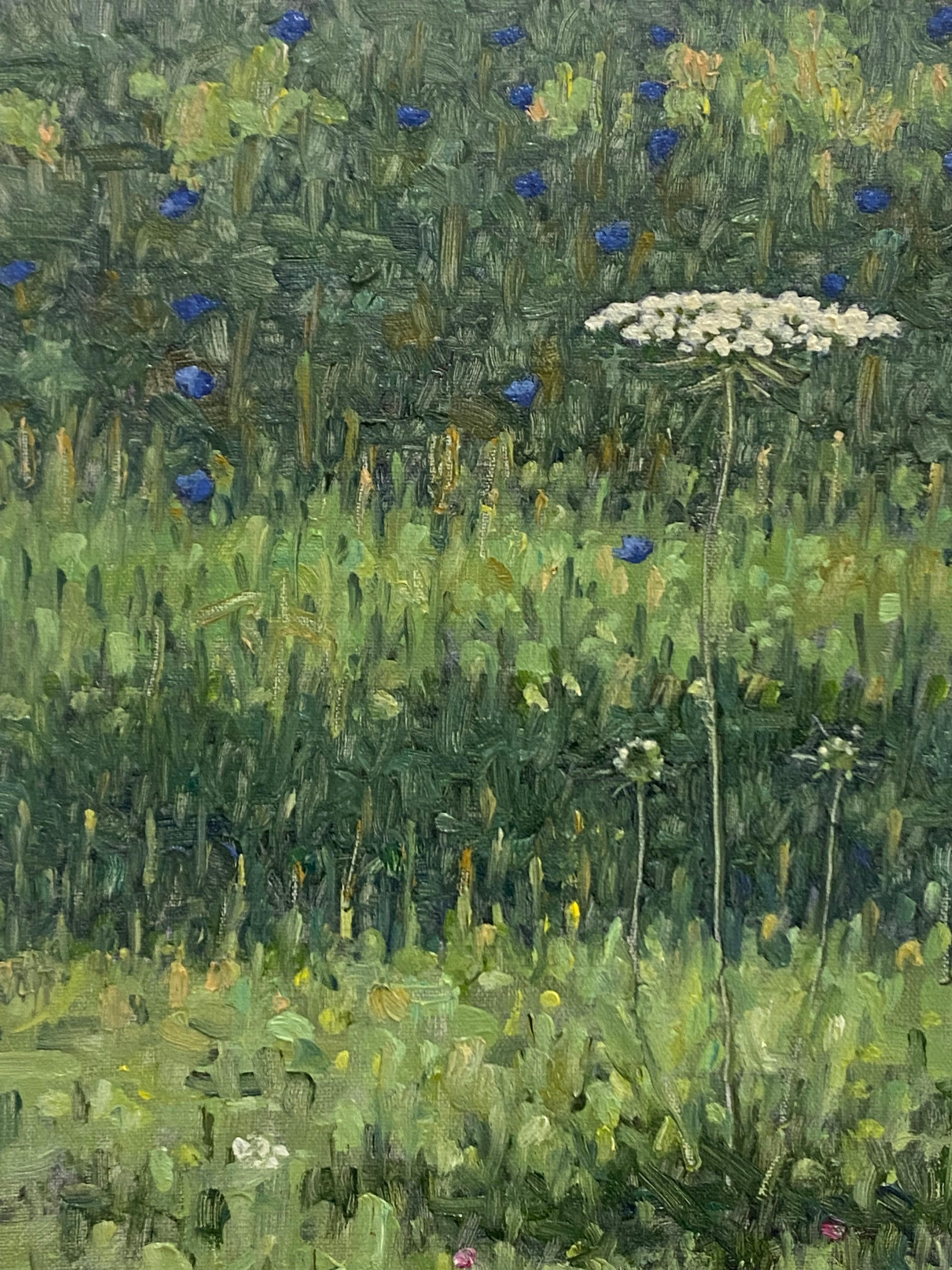 Una tranquilla scena estiva con un campo delicatamente dipinto di fiori gialli, bianchi e rosa e pizzo di Queen Anne, che cattura magnificamente l'atmosfera idilliaca di un campo di fiori selvatici ed erba alta all'inizio di agosto. Firmato, datato