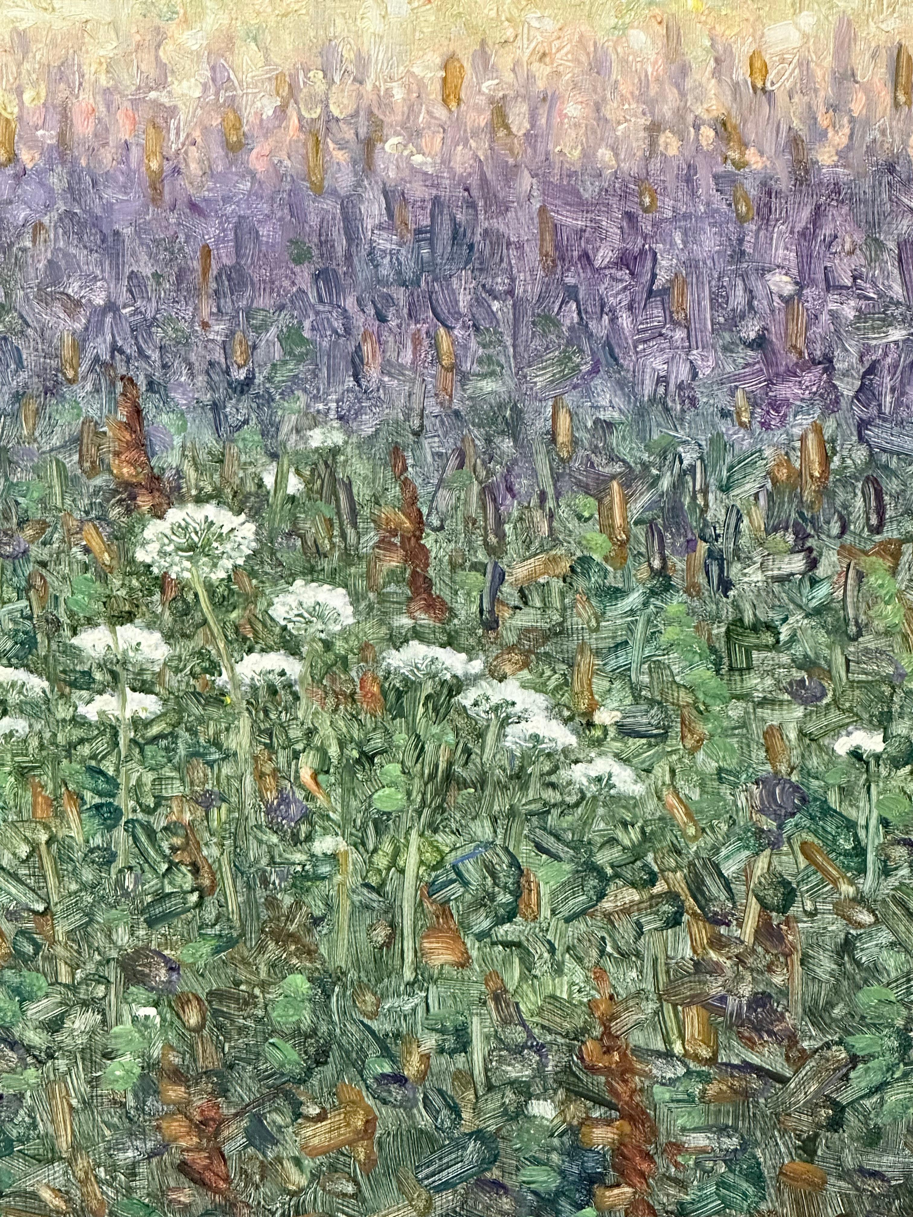 En este paisaje contemporáneo pintado al óleo sobre tabla, se desarrolla una apacible escena veraniega, que capta maravillosamente el idilio de un campo y un parche de encaje de la reina Ana y flores silvestres de color lila púrpura a principios de