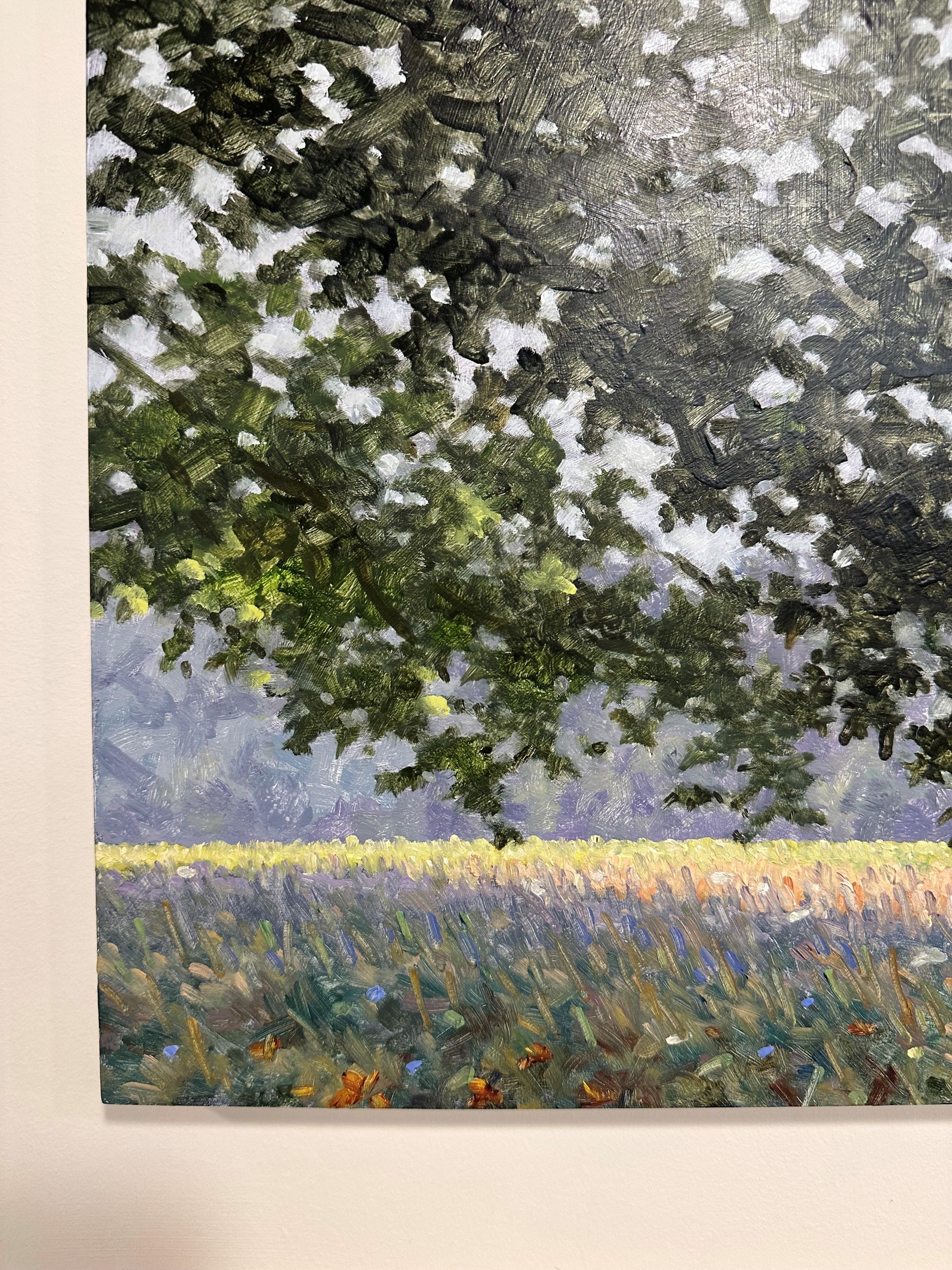 Una tranquilla scena estiva di un campo delicatamente dipinto con fiori bianchi e lilla pallidi sotto un albero con foglie verde oliva, che cattura magnificamente l'atmosfera idilliaca di un campo di fiori selvatici ed erba alta alla fine di agosto.