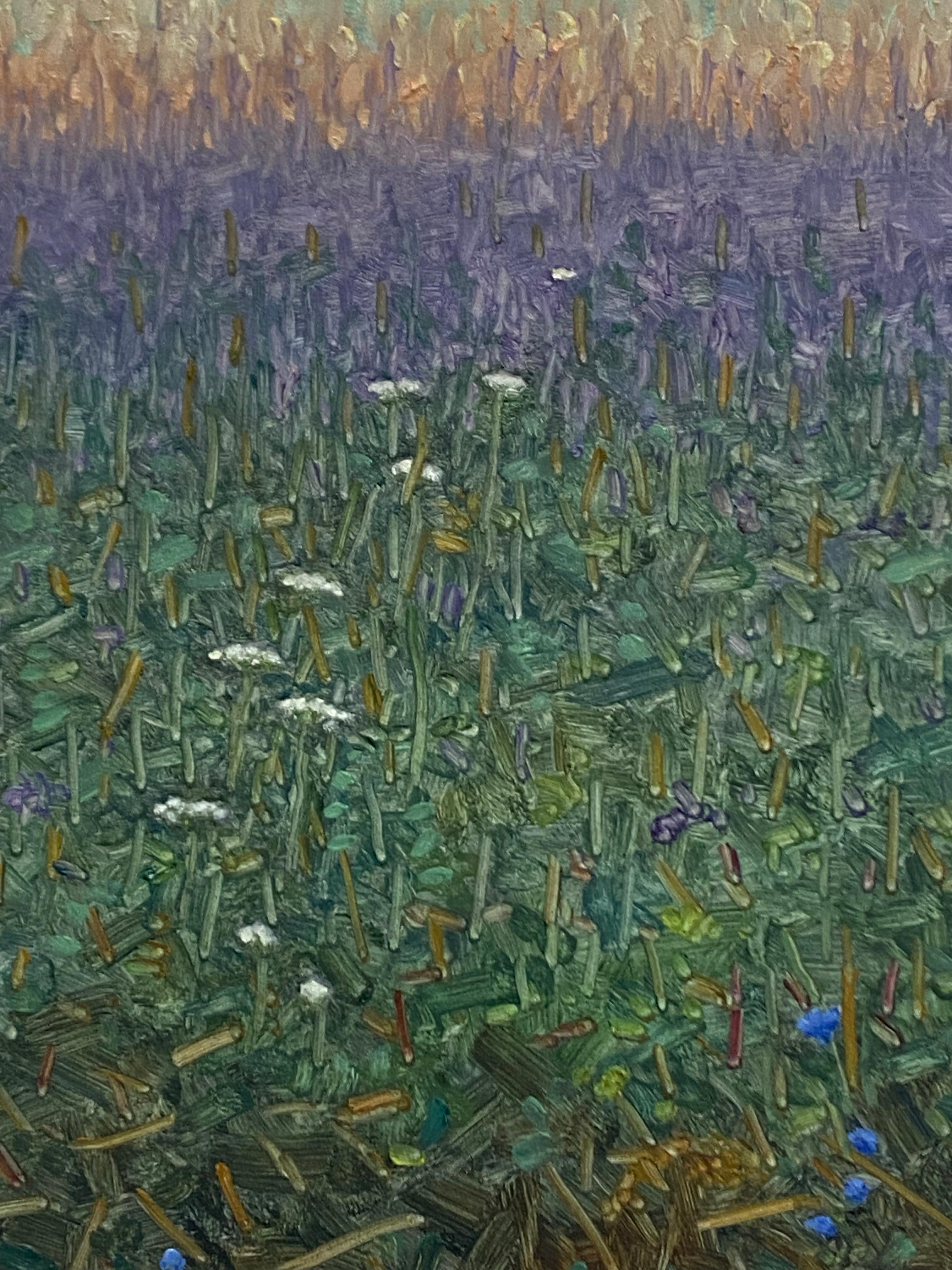 Una tranquilla scena estiva con un campo delicatamente dipinto con fiori blu pervinca, lavanda e pizzo di Queen Anne bianco, che cattura magnificamente l'atmosfera idilliaca di un campo di fiori selvatici ed erba alta all'inizio di agosto. Firmato,