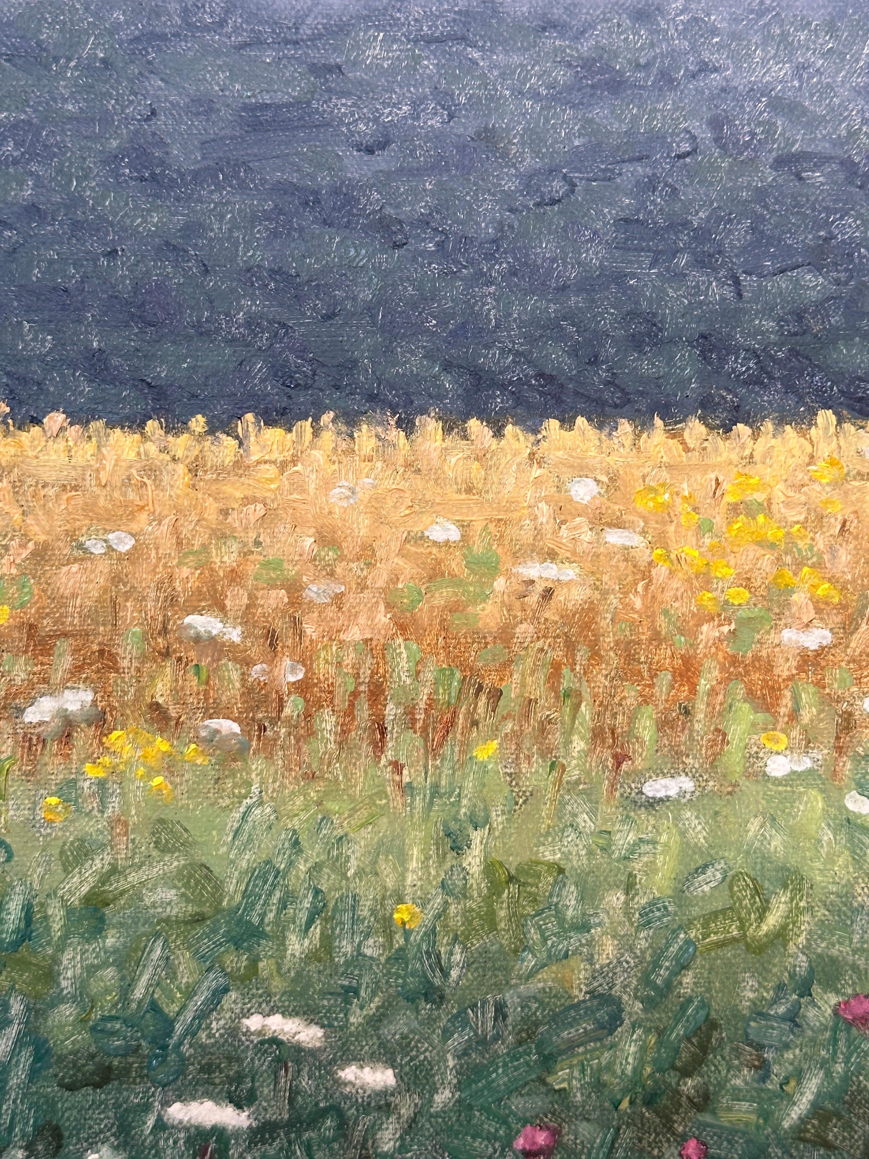 Cette peinture de paysage contemporaine à l'huile sur panneau présente une scène estivale paisible, capturant magnifiquement la sensation idyllique d'un champ avec de la dentelle de la reine Anne et des fleurs sauvages violettes lilas au début du