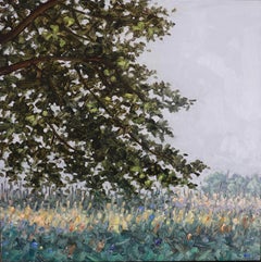 Feldmalerei 9. Juli 2022, Violette Blumen, grünes Gras, Bäume. Grauer Himmel, Sommer