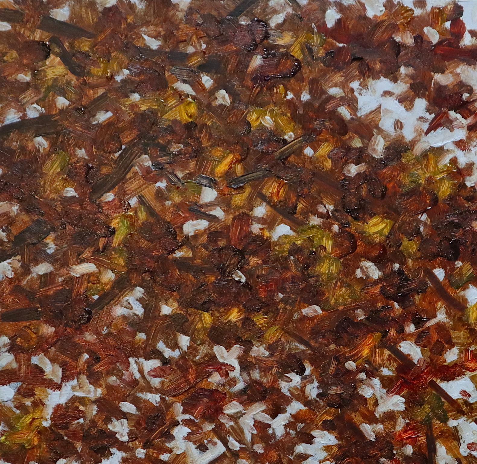 In questo paesaggio contemporaneo a olio su tavola, una tranquilla scena all'aperto nel tardo autunno, con un albero dalle foglie marrone rossastro scuro con accenni di arancione dorato sopra un campo erboso delicatamente dipinto con note di rosso