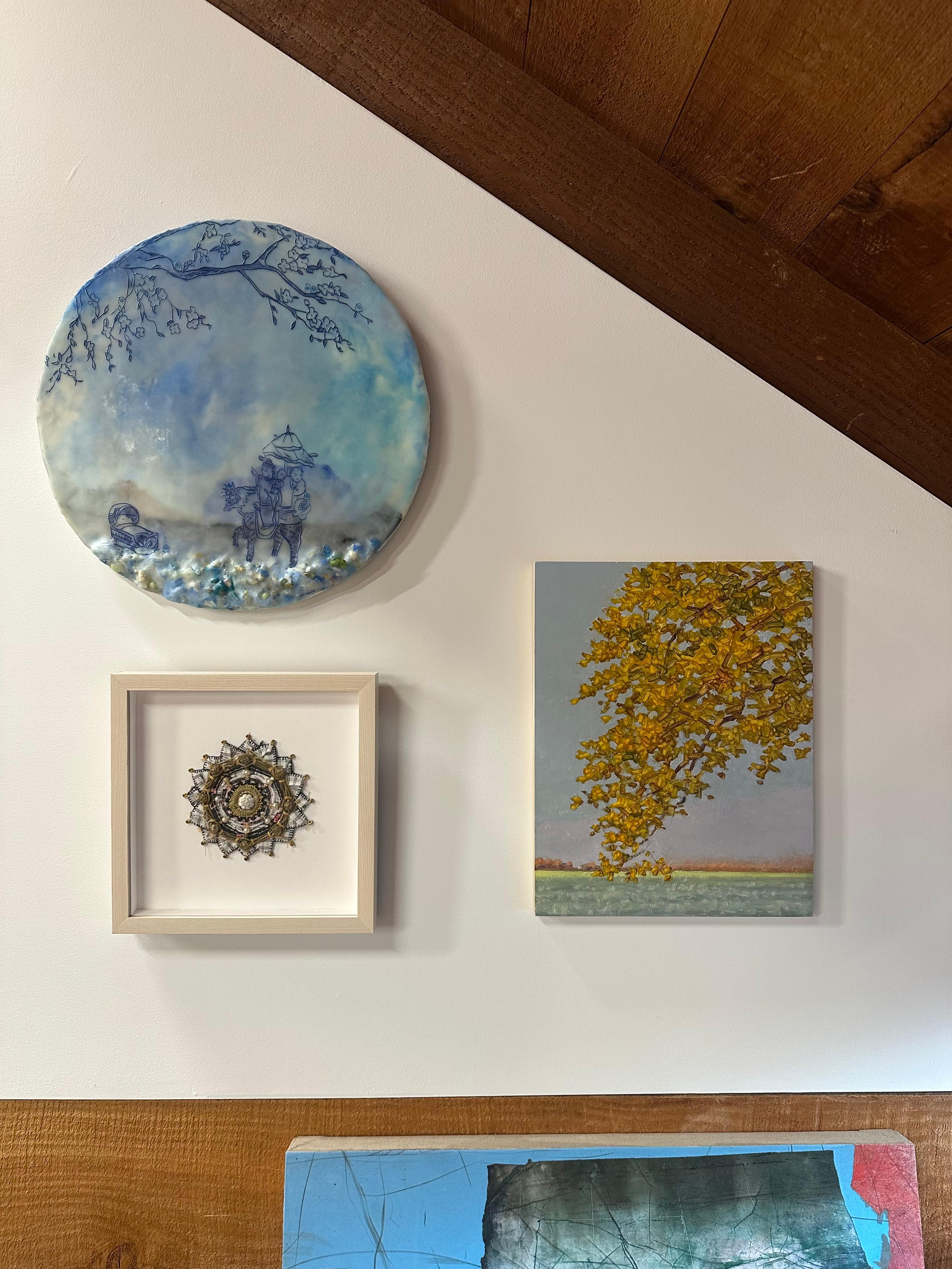 Dieses zeitgenössische Landschaftsgemälde in Öl auf Paneel zeigt eine friedliche Herbstszene und fängt die idyllische Stimmung eines Baumes mit goldenem Herbstlaub ein, der Ende Oktober über einem Feld hängt. Verso signiert, datiert und