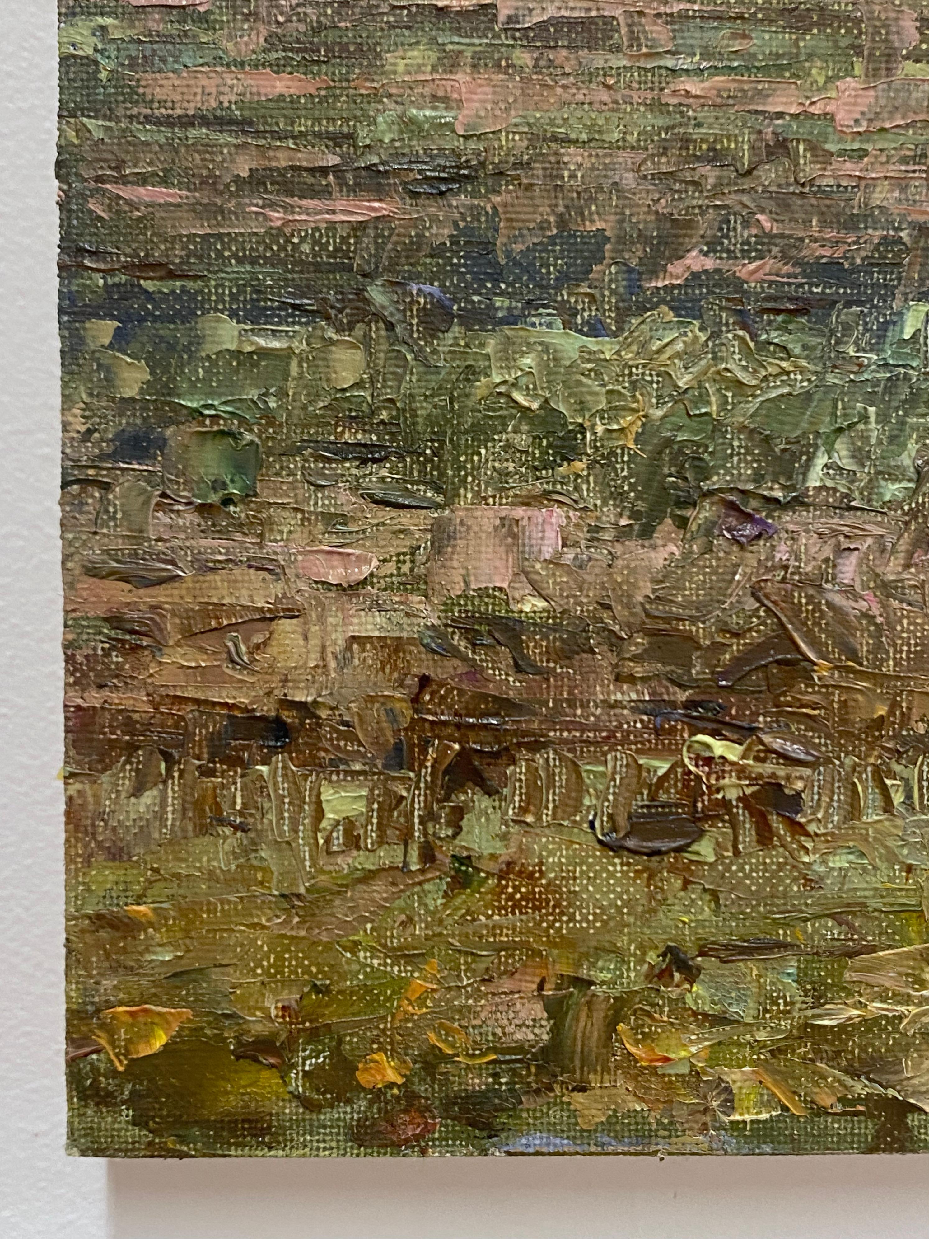 Dieses zeitgenössische Landschaftsgemälde in Öl auf Paneel zeigt eine friedliche Szene im Freien im Herbst mit einem Feld unter einem grauen, bedeckten Himmel und fängt die Idylle des späten Oktobers wunderbar ein. Verso signiert, datiert und