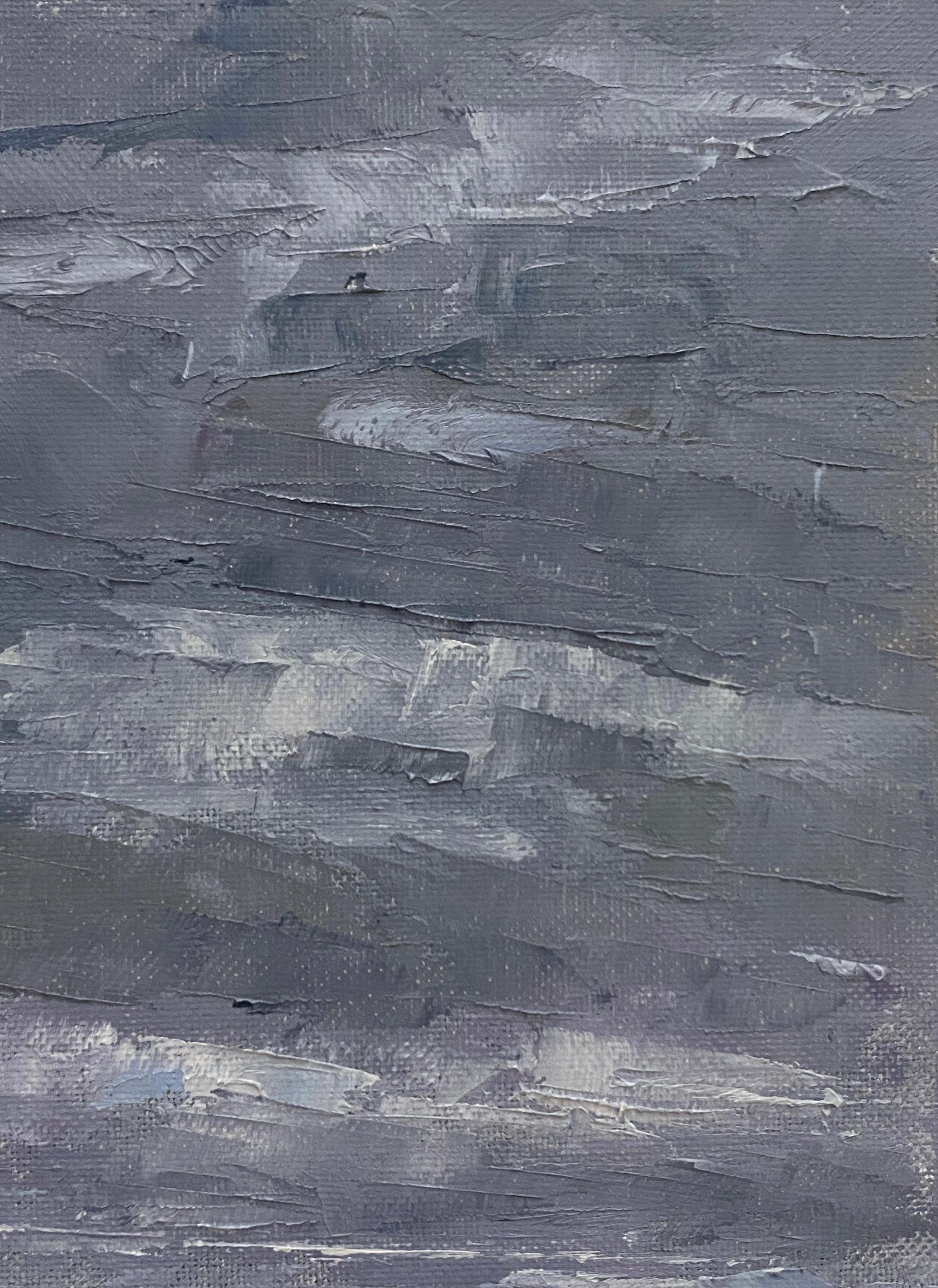 En este paisaje contemporáneo pintado al óleo sobre tabla, una apacible escena al aire libre está ambientada en otoño, con un campo delicadamente pintado bajo un cielo gris y nublado, que capta maravillosamente la sensación idílica de un campo a