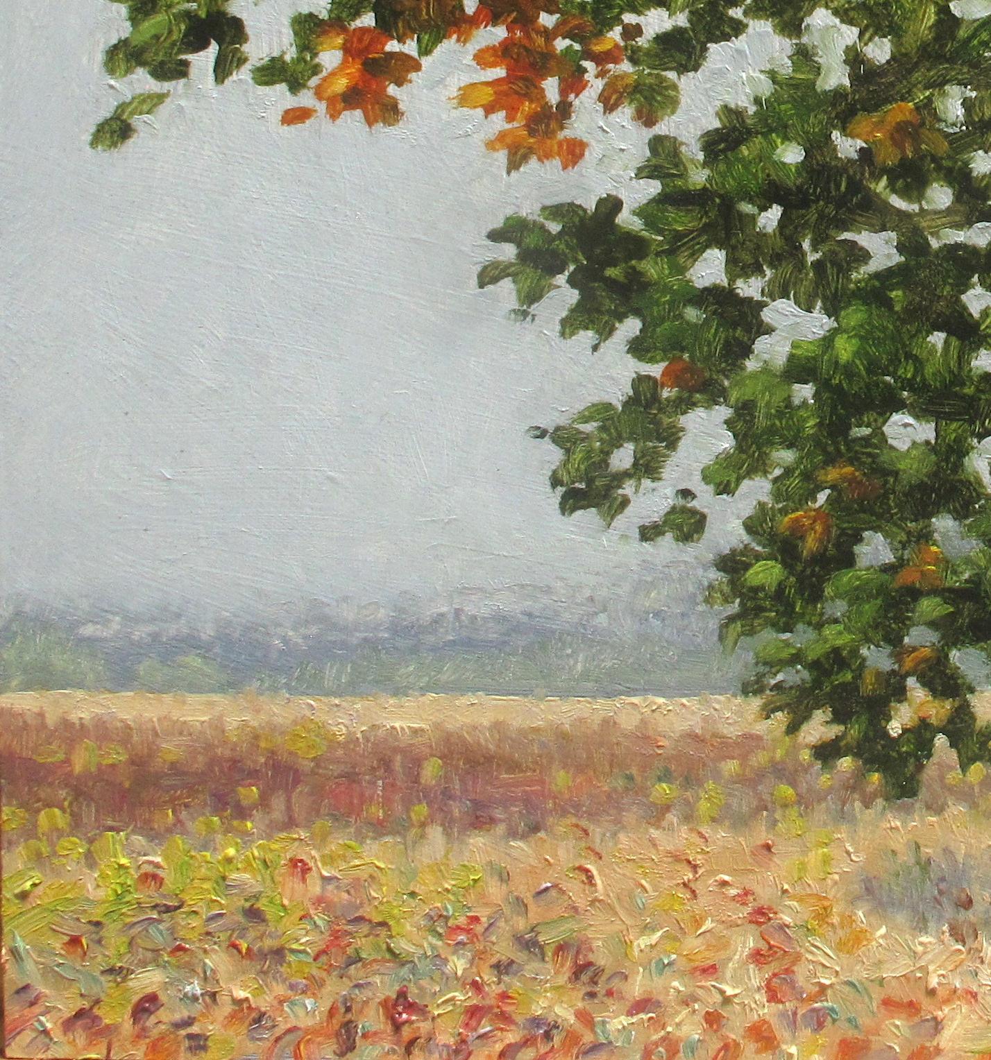Una apacible escena de exterior en otoño, con un árbol de hojas verde oscuro con toques anaranjados sobre un campo de hierba dorada delicadamente pintado con flores silvestres de color naranja claro y amarillo, que capta maravillosamente la