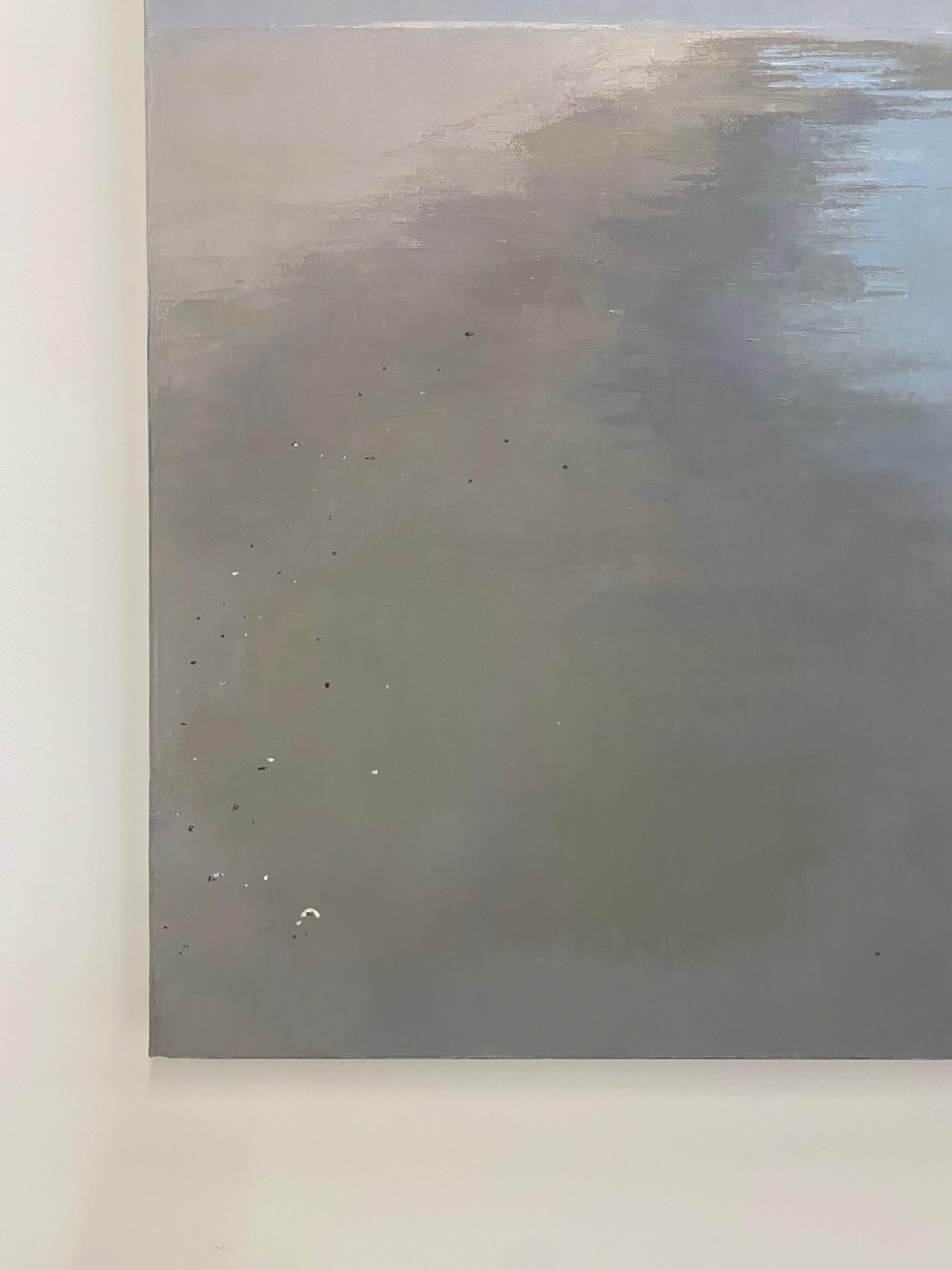 In questo paesaggio balneare contemporaneo a olio su lino, una scena pacifica raffigura il litorale sabbioso lungo l'oceano, avvolto dalla nebbia sotto un cielo calmo e azzurro. Firmato, intitolato e datato sul verso.

I dipinti di Thomas
