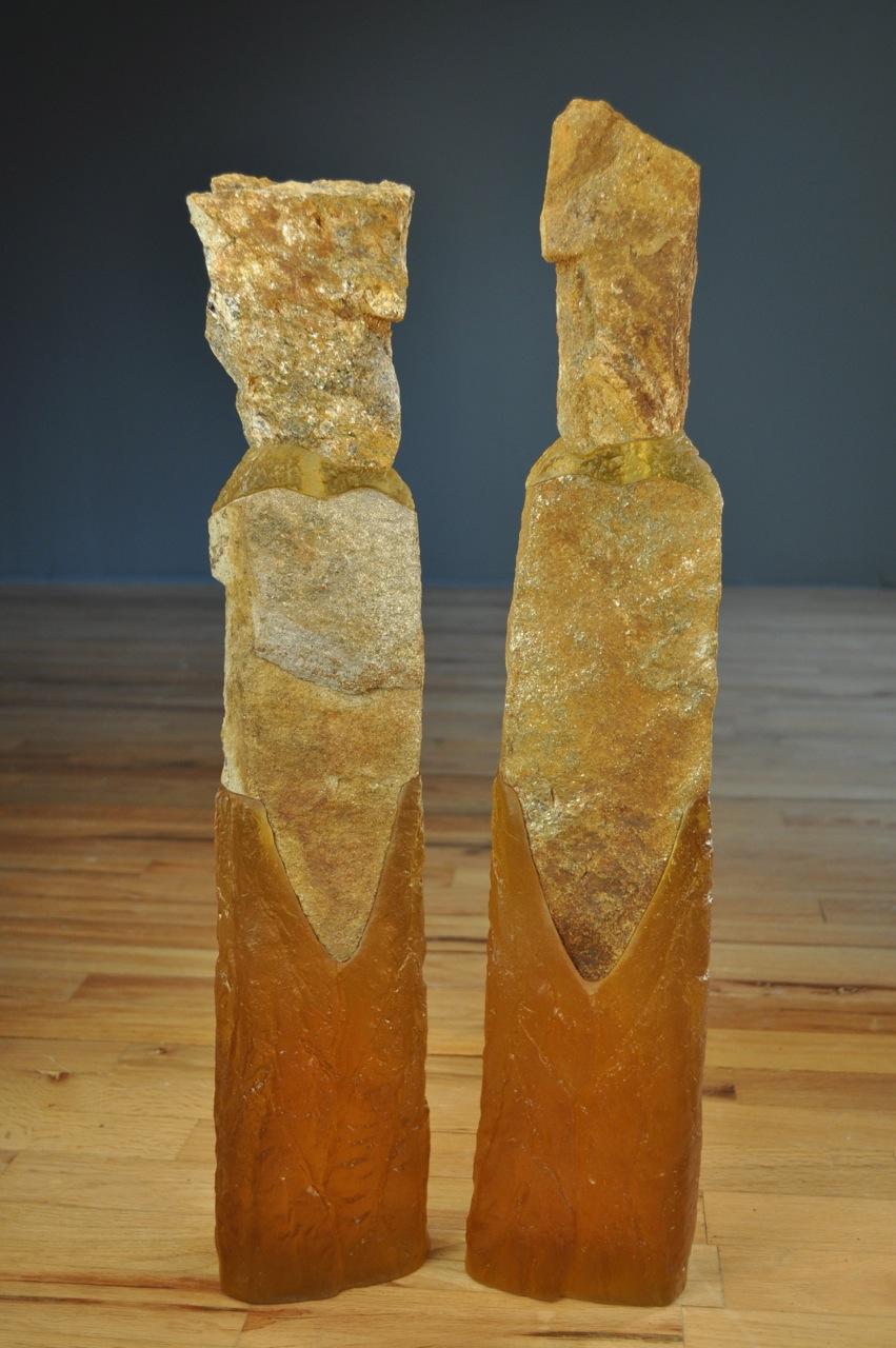 Sculpture en verre coulé et granit (Illustré à GAUCHE)