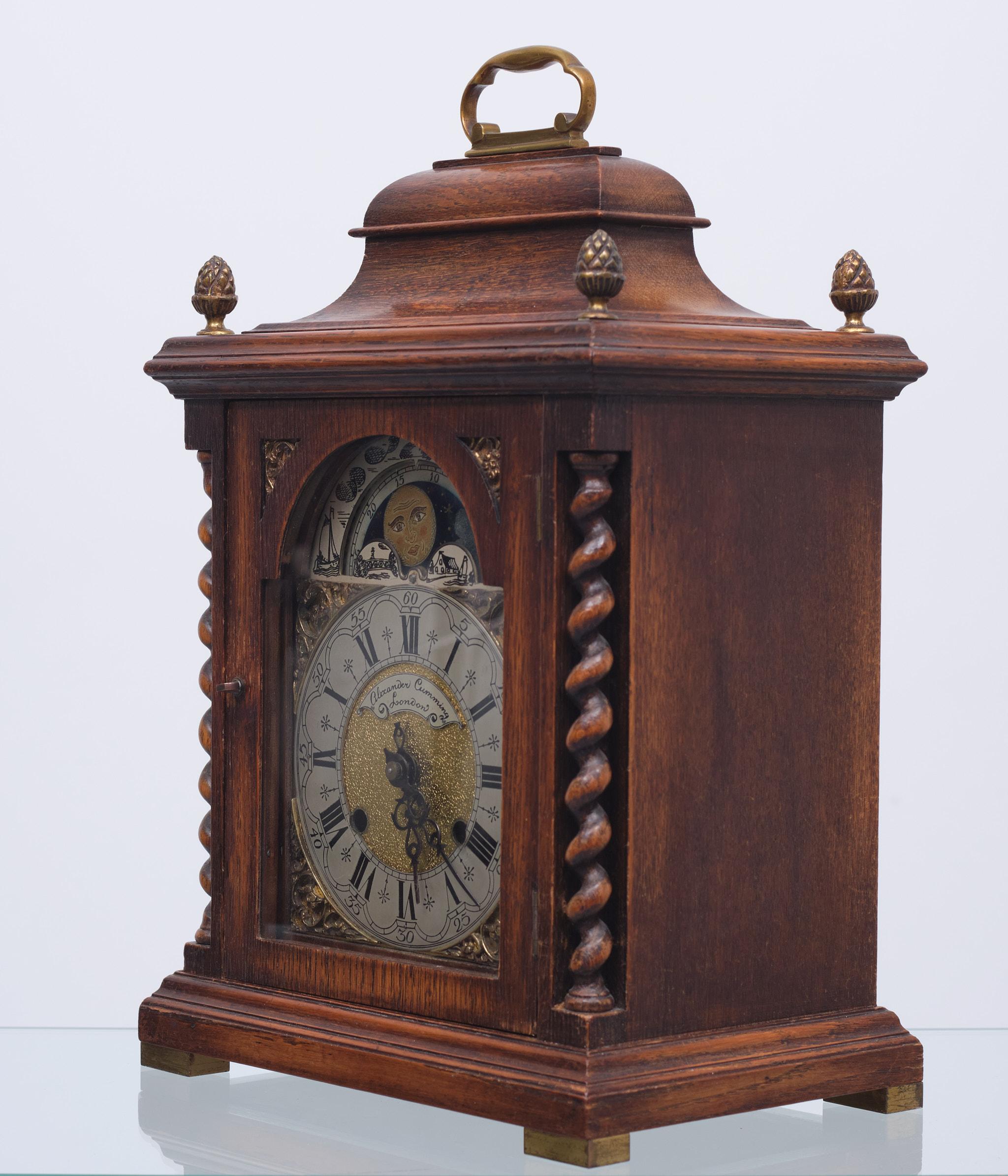 Very nice attractive Bracket Table Clock. Made by Thomas Smith Londen Oak wood Moon phase, and beautiful sound apertures and brass ornaments. Original key. Signed on the back Thomas Smith London. Good working. 
Clockwork.