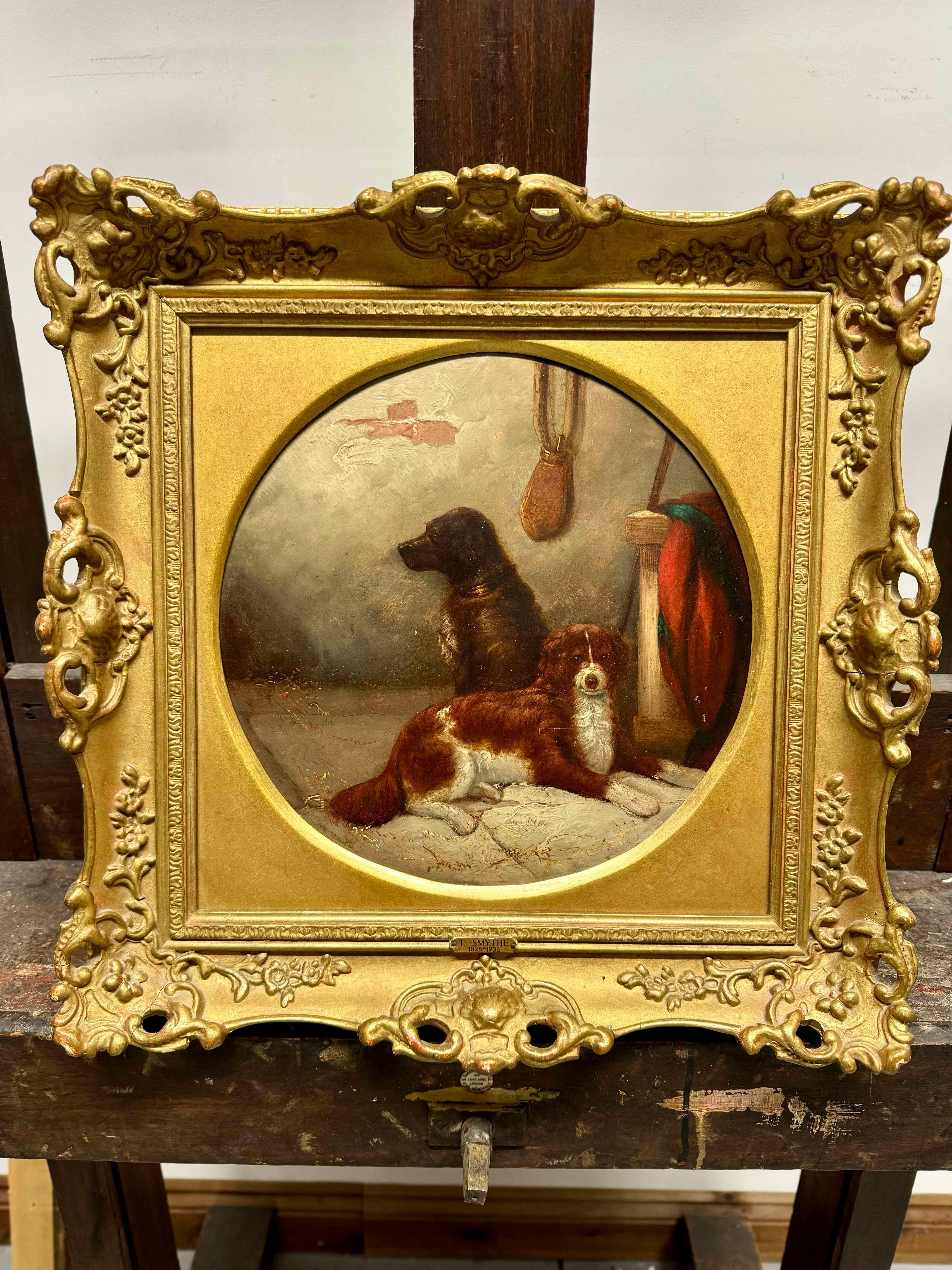 Les chiens dans un intérieur stable - Marron Animal Painting par Thomas Smythe
