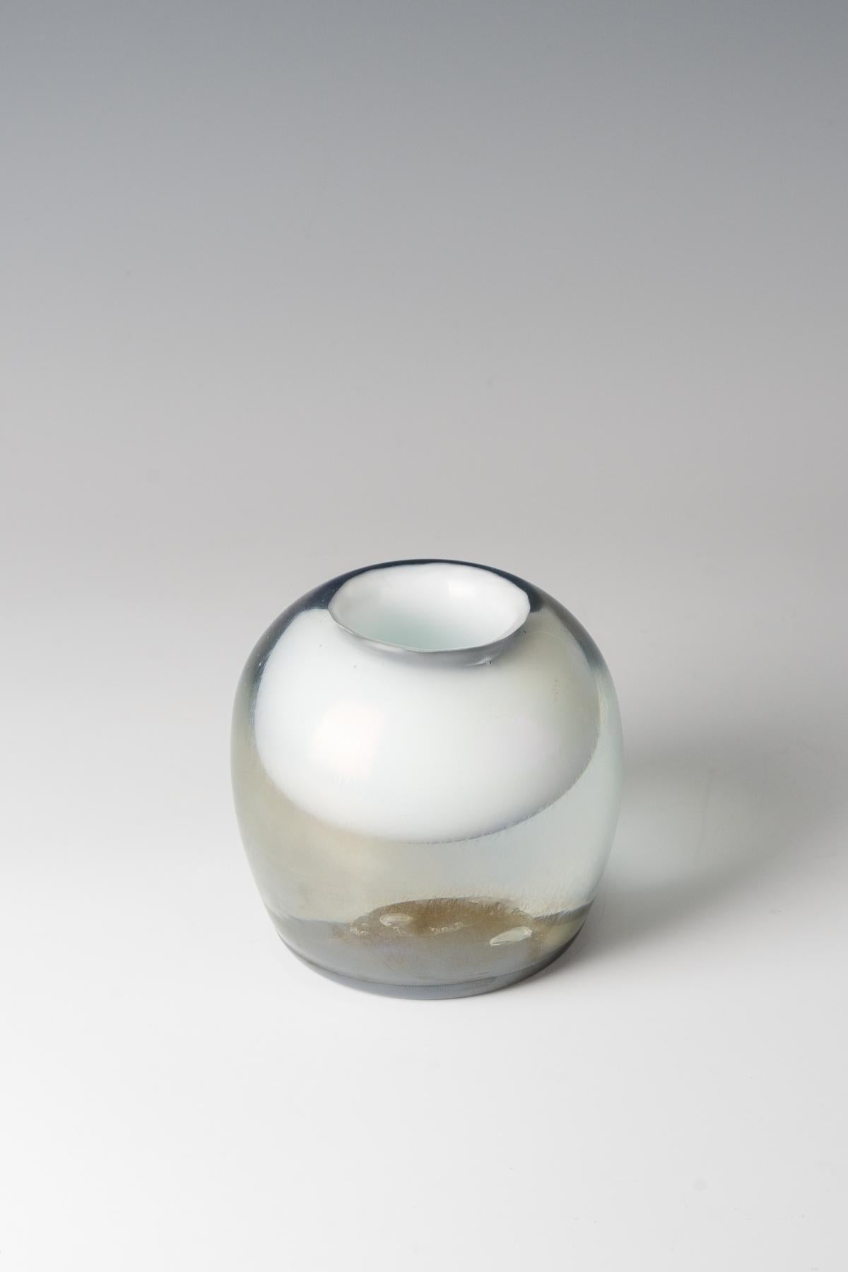 Firmato o Venini, Murano, 1962 circa, corpo in vetro trasparente con sottofondo in vetro nero in stile 