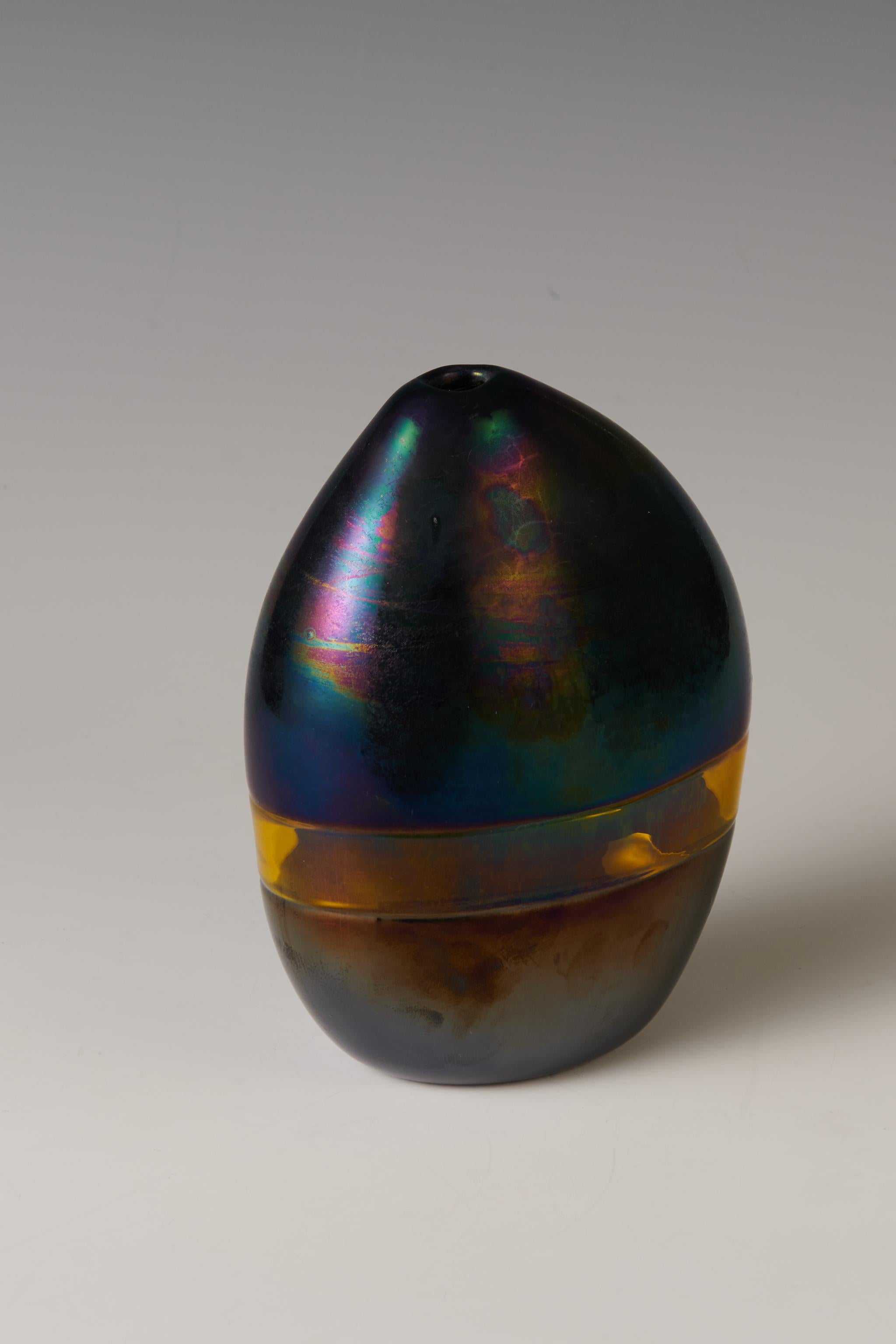 Venini
1962
vetro doppio incalmo
7 h × 6¼ l × 2½ p in (18 × 14 × 6 cm)

Firma incisa sul lato inferiore: [Stearns 62].
letteratura: Murano Glass Themes and Variations (1910-1970), Heiremans, pag. 144, pl. 129 illustra questo esempio Murano '900,