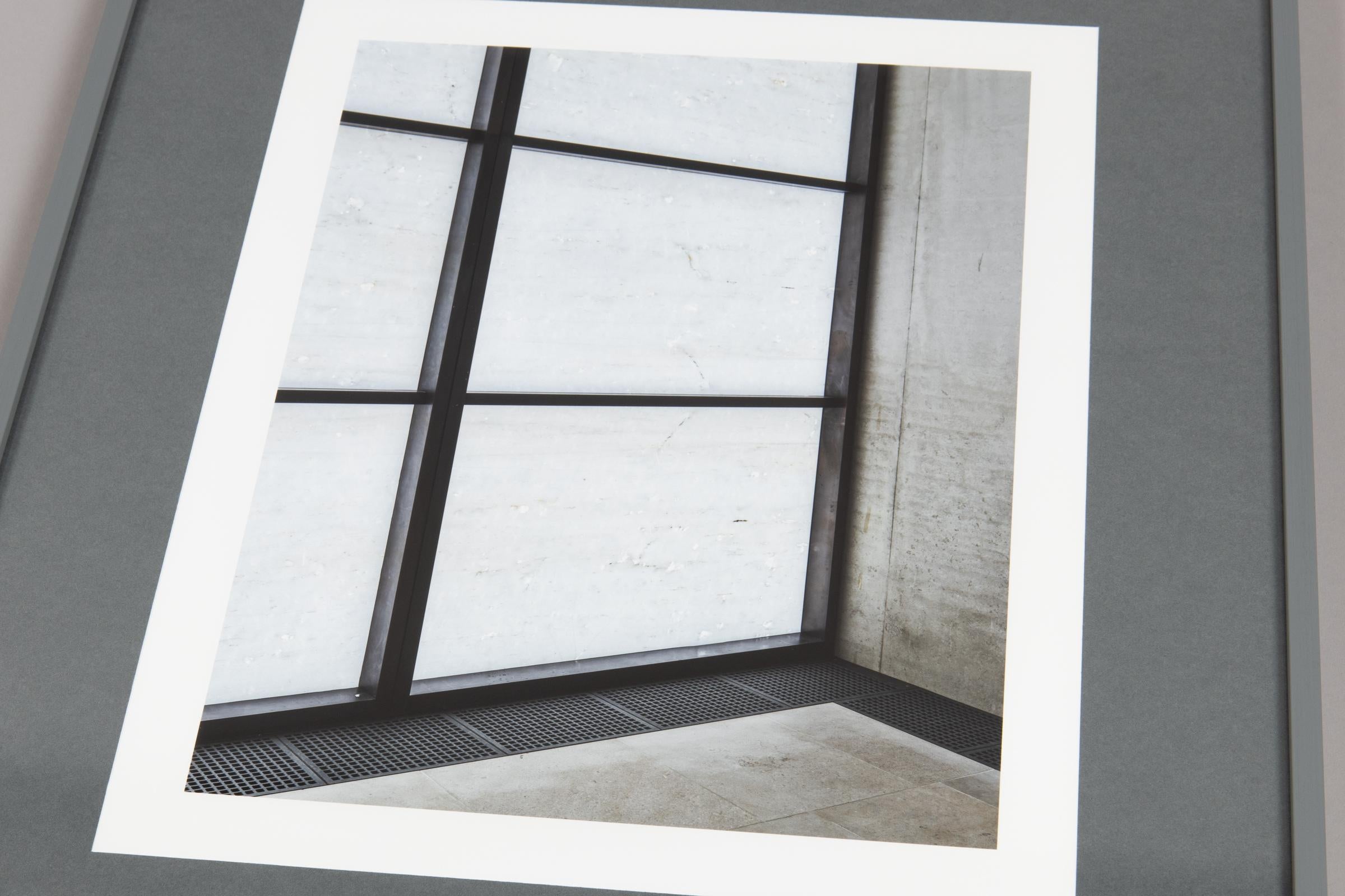 Thomas Struth, Detalle de pared, Galería James Simon, Fotografía firmada, Arquitectura en venta 1