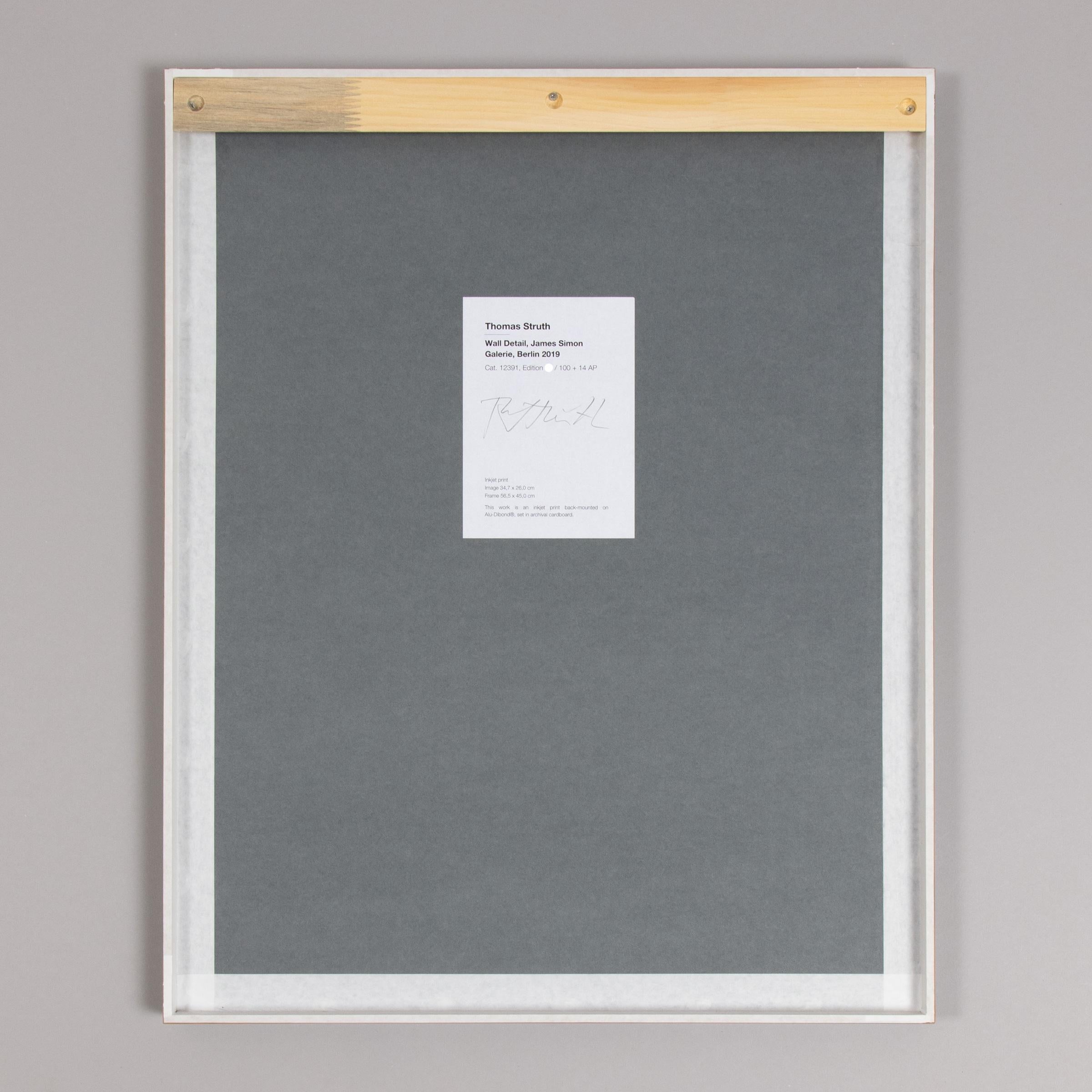 Thomas Struth, Detalle de pared, Galería James Simon, Fotografía firmada, Arquitectura en venta 4