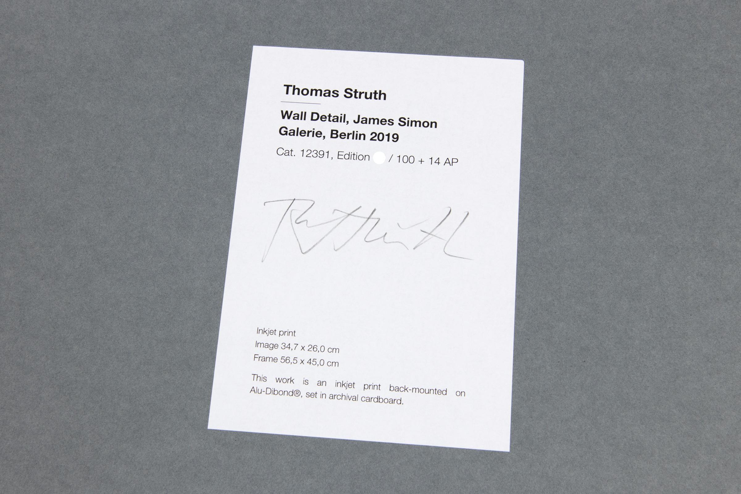 Thomas Struth, Detalle de pared, Galería James Simon, Fotografía firmada, Arquitectura en venta 5