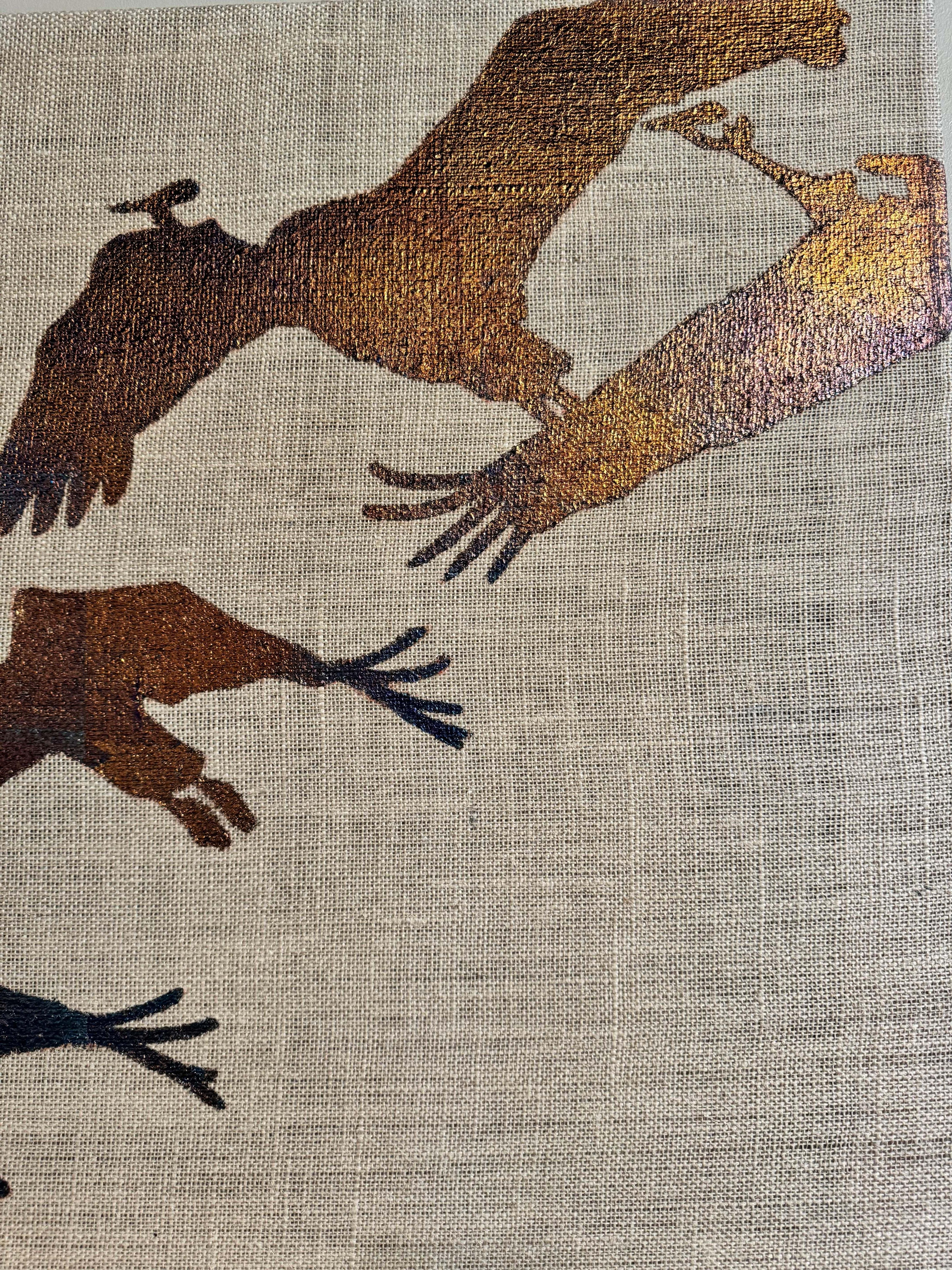Ce tableau est en excellent état et n'a été exposé que dans une galerie.  Veuillez noter qu'en raison des caractéristiques de l'argent et des feuilles d'or, l'œuvre sera photographiée et aura un aspect différent selon le type d'éclairage. 

En