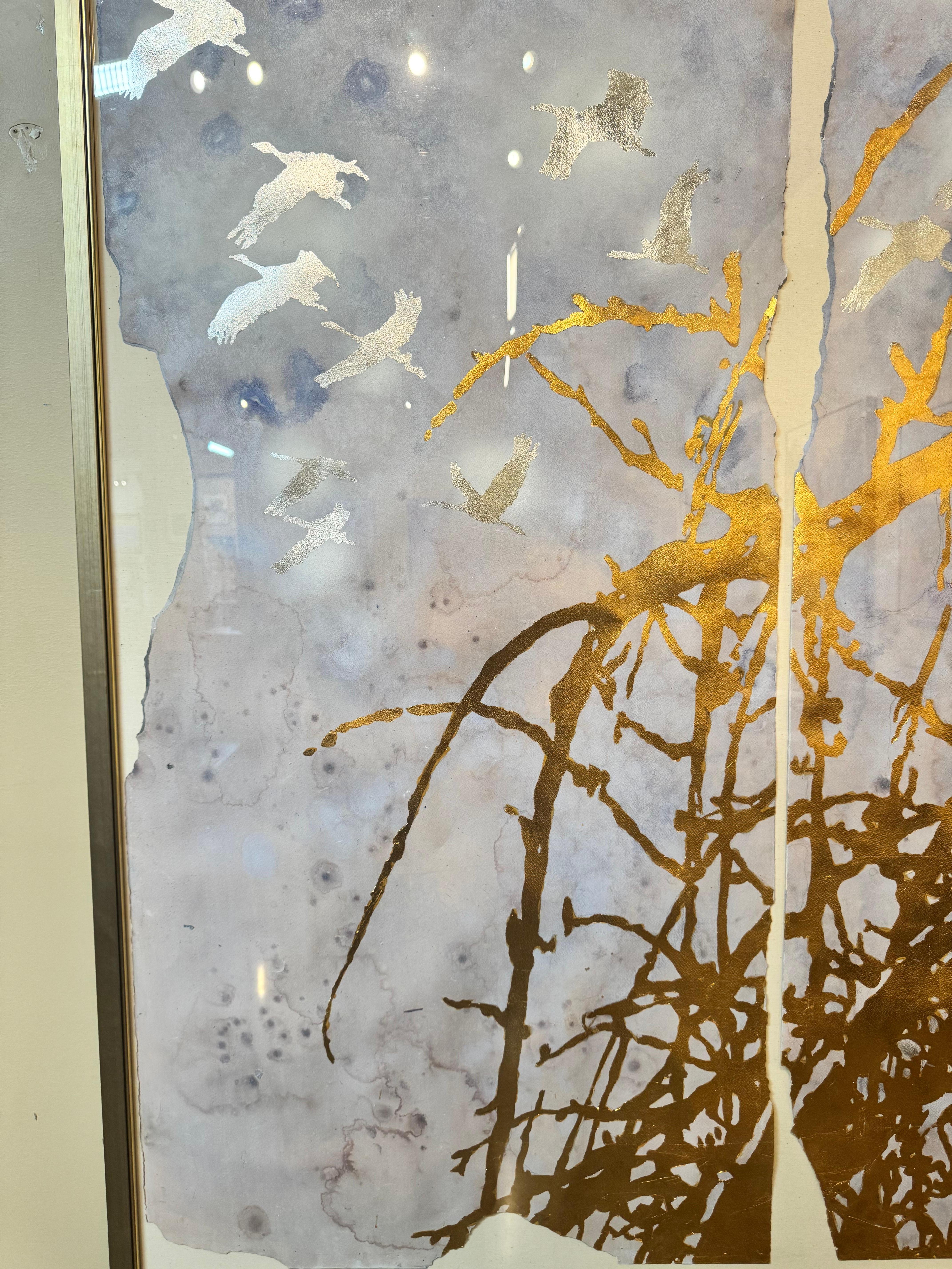 Das Gemälde ist in ausgezeichnetem Zustand und wurde nur in einer Galerie ausgestellt.  Bitte beachten Sie, dass aufgrund der Eigenschaften des Silbers und der Blattvergoldung das Werk unter verschiedenen Lichtverhältnissen unterschiedlich