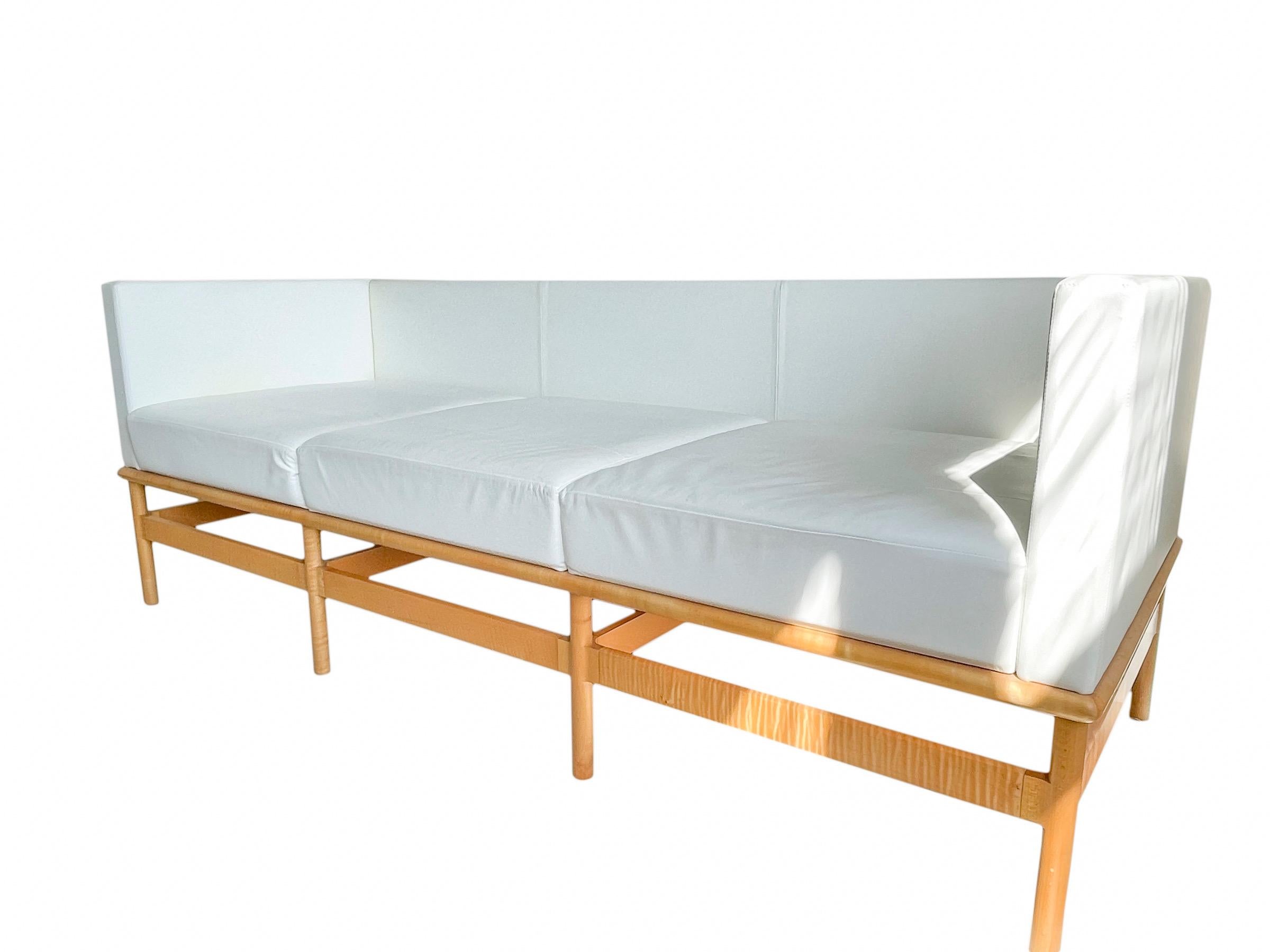 Thomas Thos, Moser „Hartford“ maßgefertigtes Sofa aus weißem Leder und Ahornholz mit Fächern, USA, 2016 im Angebot 1