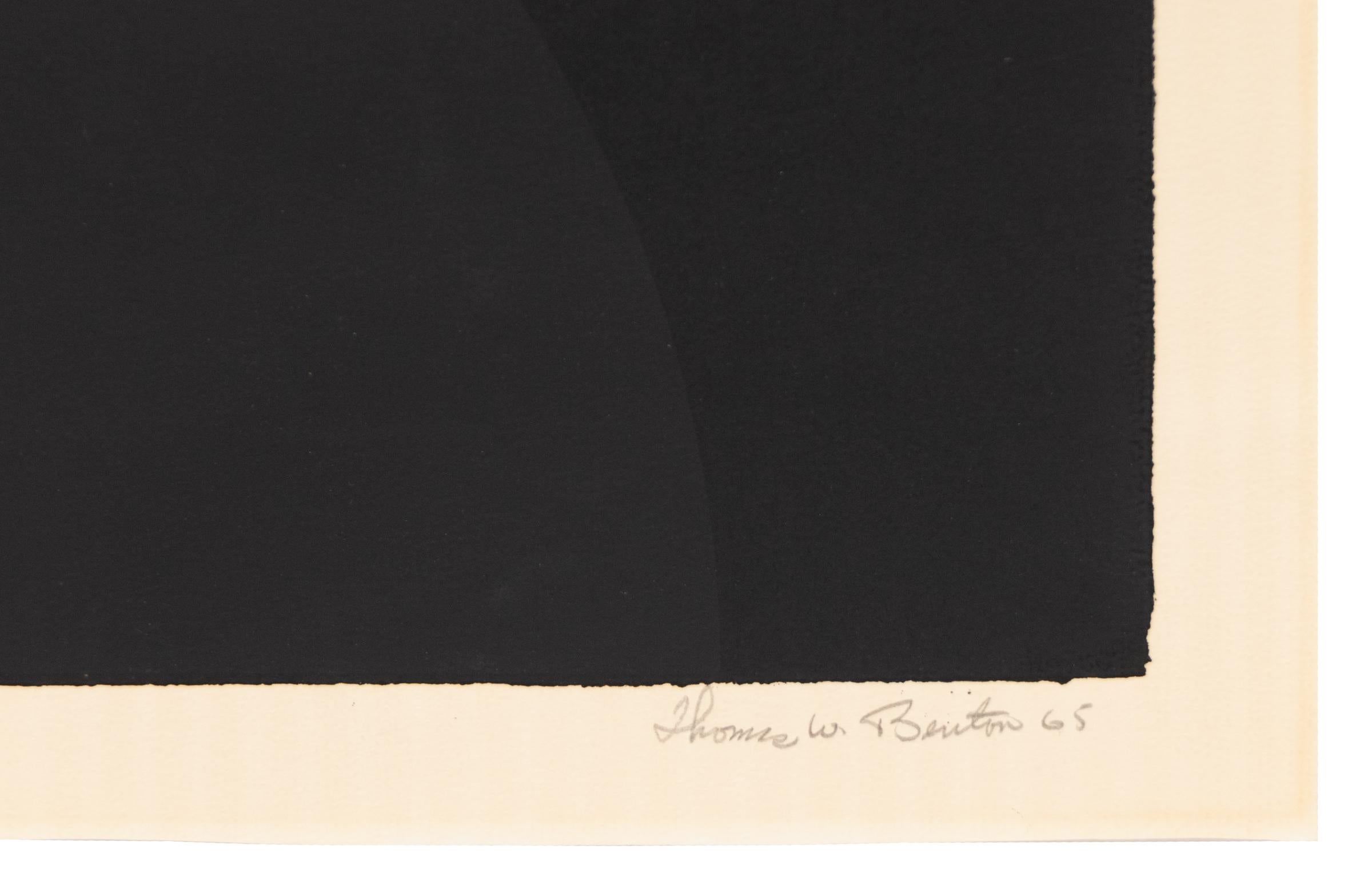 Esta sorprendente serigrafía original de época, creada por el célebre artista de Aspen Thomas Whelan Benton, presenta una audaz composición de un copo de nieve blanco sobre un espectacular campo negro, con una luna de un rojo intenso que proporciona