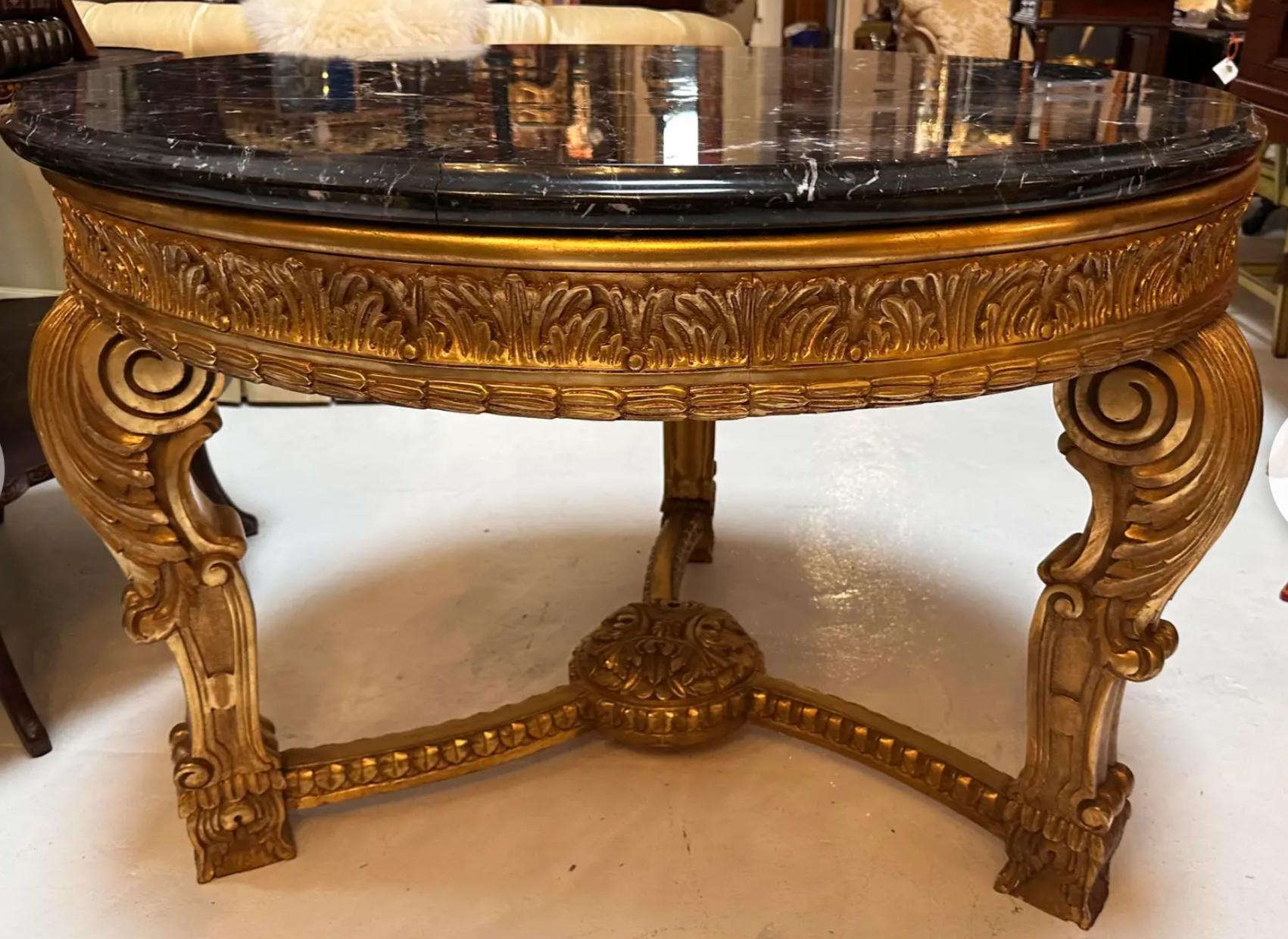 Centre de table Thomas Morgan en bois doré et marbre noir