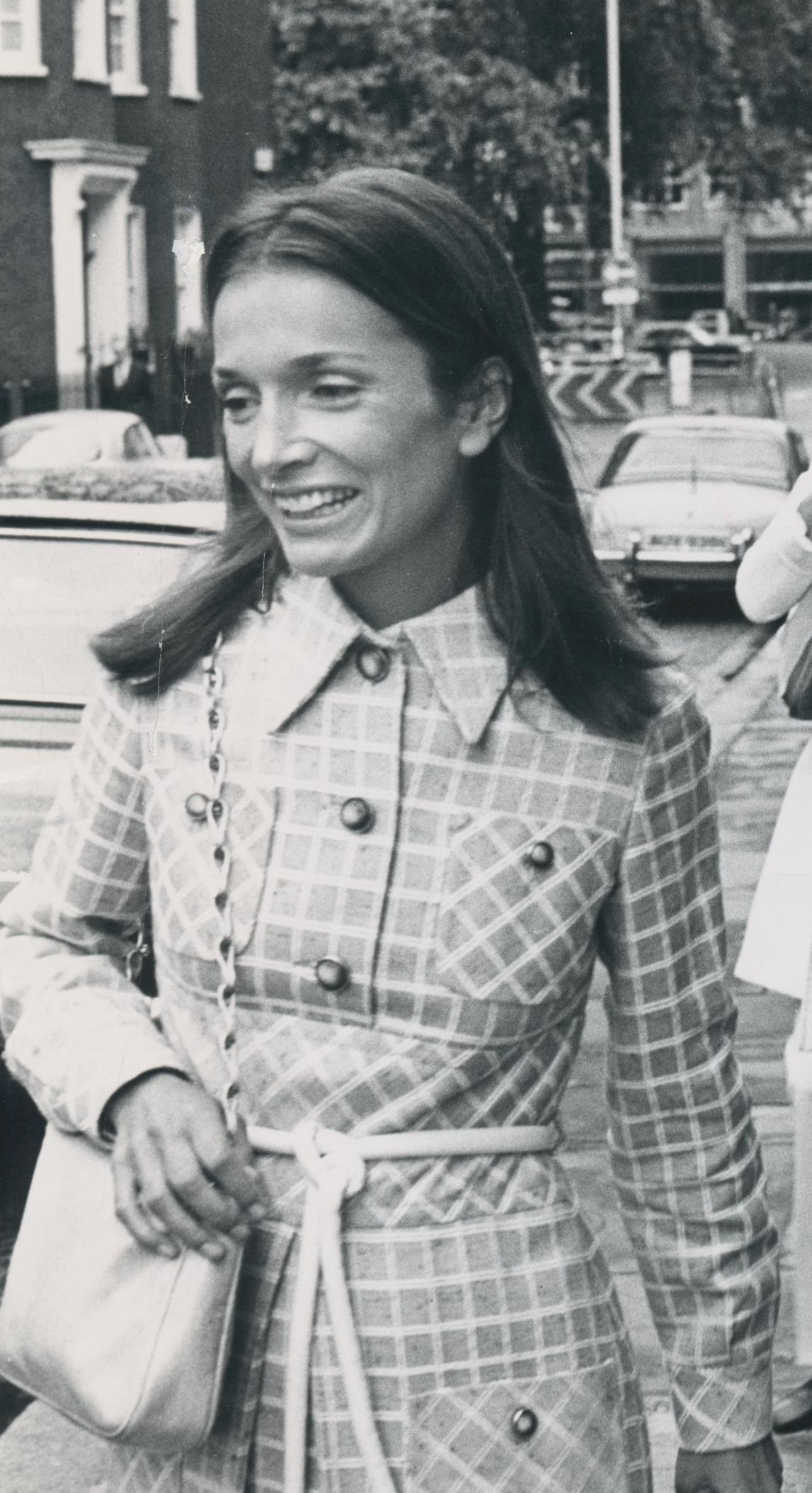 Jackie Kennedy, Lee Redzwill, Straßenfotografie, 1971, 25, 4 x 20, 4 cm – Photograph von Thomas Wargacki