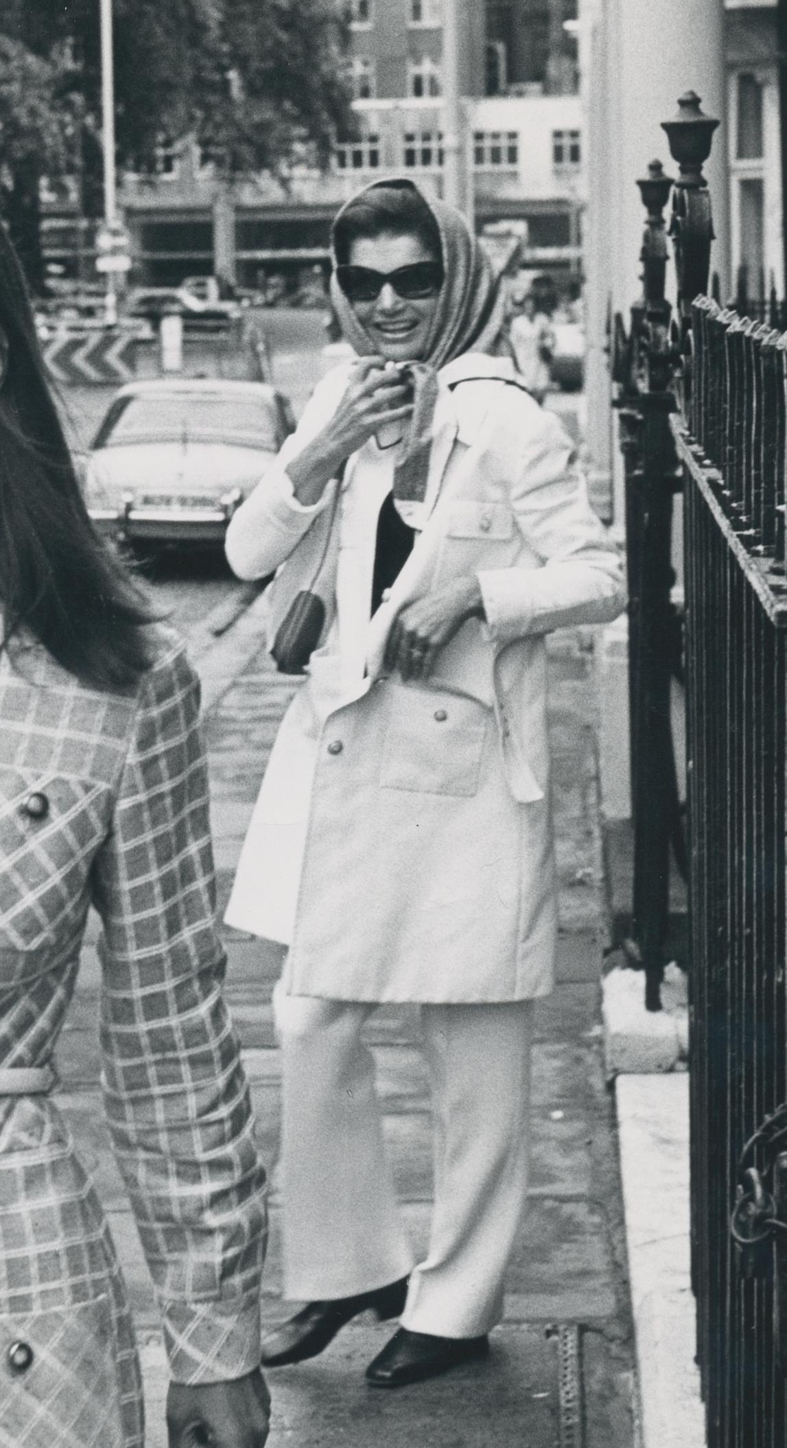 Jackie Kennedy, Lee Redzwill, Straßenfotografie, 1971, 25, 4 x 20, 4 cm (Moderne), Photograph, von Thomas Wargacki