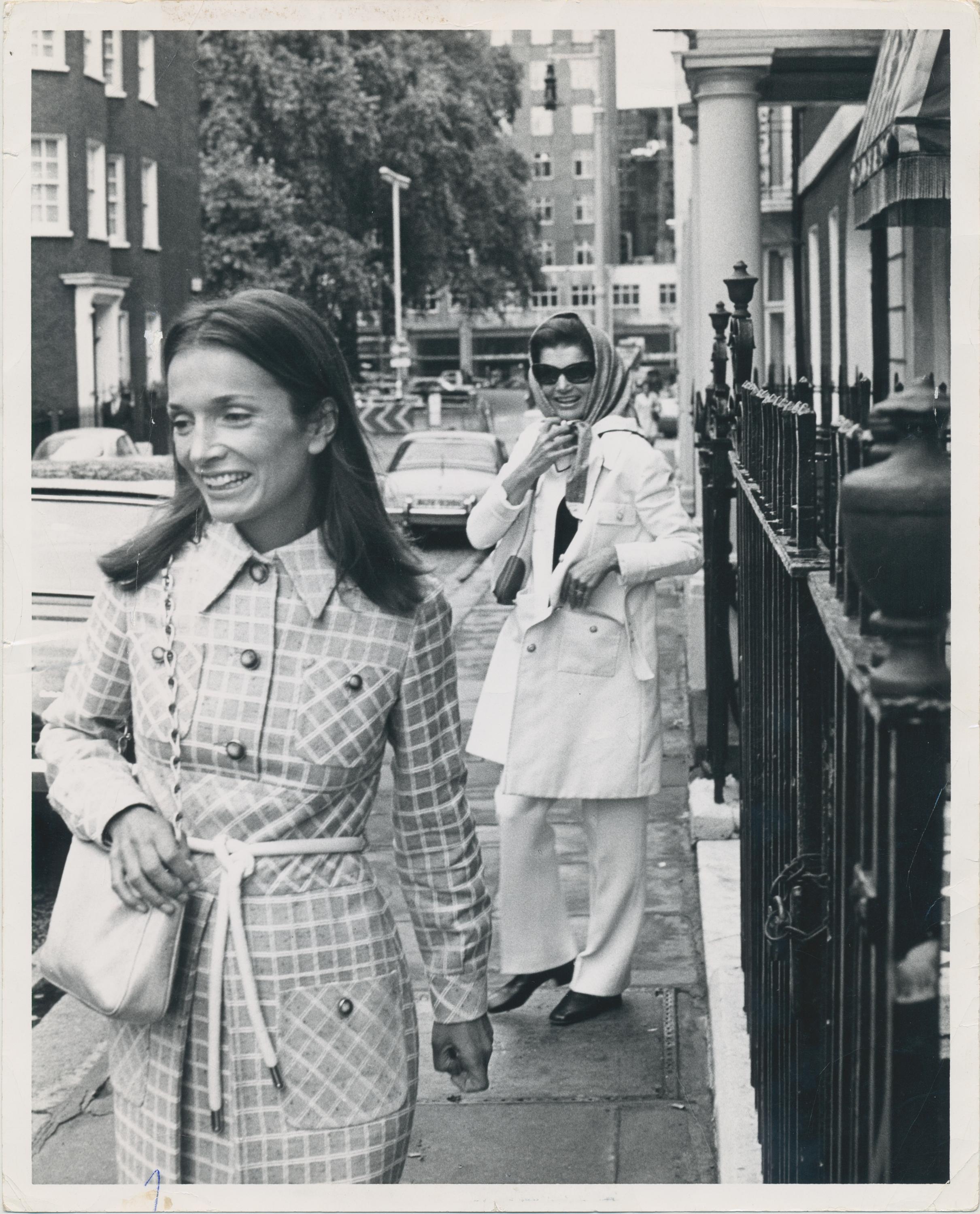 Thomas Wargacki Black and White Photograph - Jackie Kennedy, Lee Redzwill, Street Photography, 1971, 25, 4 x 20, 4 cm