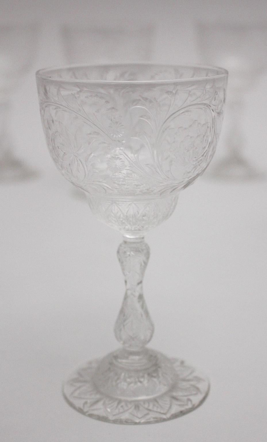 Thomas Webb and Sons attribué vers 1903, Royaume-Uni 
Dix ( 10 ) verres à vin d'époque Jugendstil en verre taillé et gravé, ornés de délicats motifs floraux.
Thomas Webb ( 1804 - 1869 ) verrier anglais et fondateur de Thomas Webb and Sons, fabricant