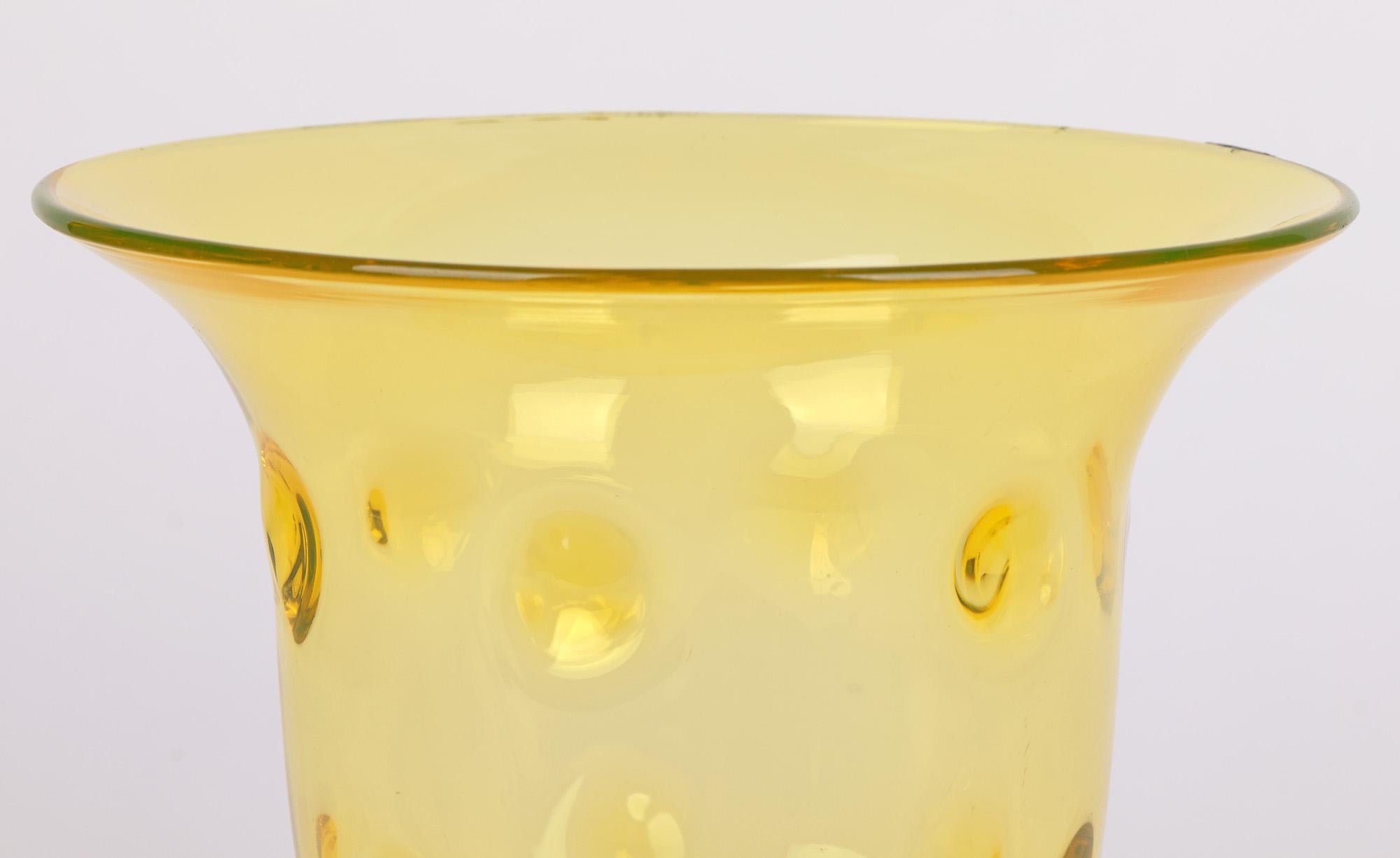Eine sehr schöne Art-Deco-Sonnenschein-Bernsteinglasvase des bekannten englischen Glasherstellers Thomas Webb aus der Zeit um 1935. Die große, knospenförmige, mundgeblasene Vase steht leicht erhöht auf einem breiten, runden Sockel mit einem breiten,