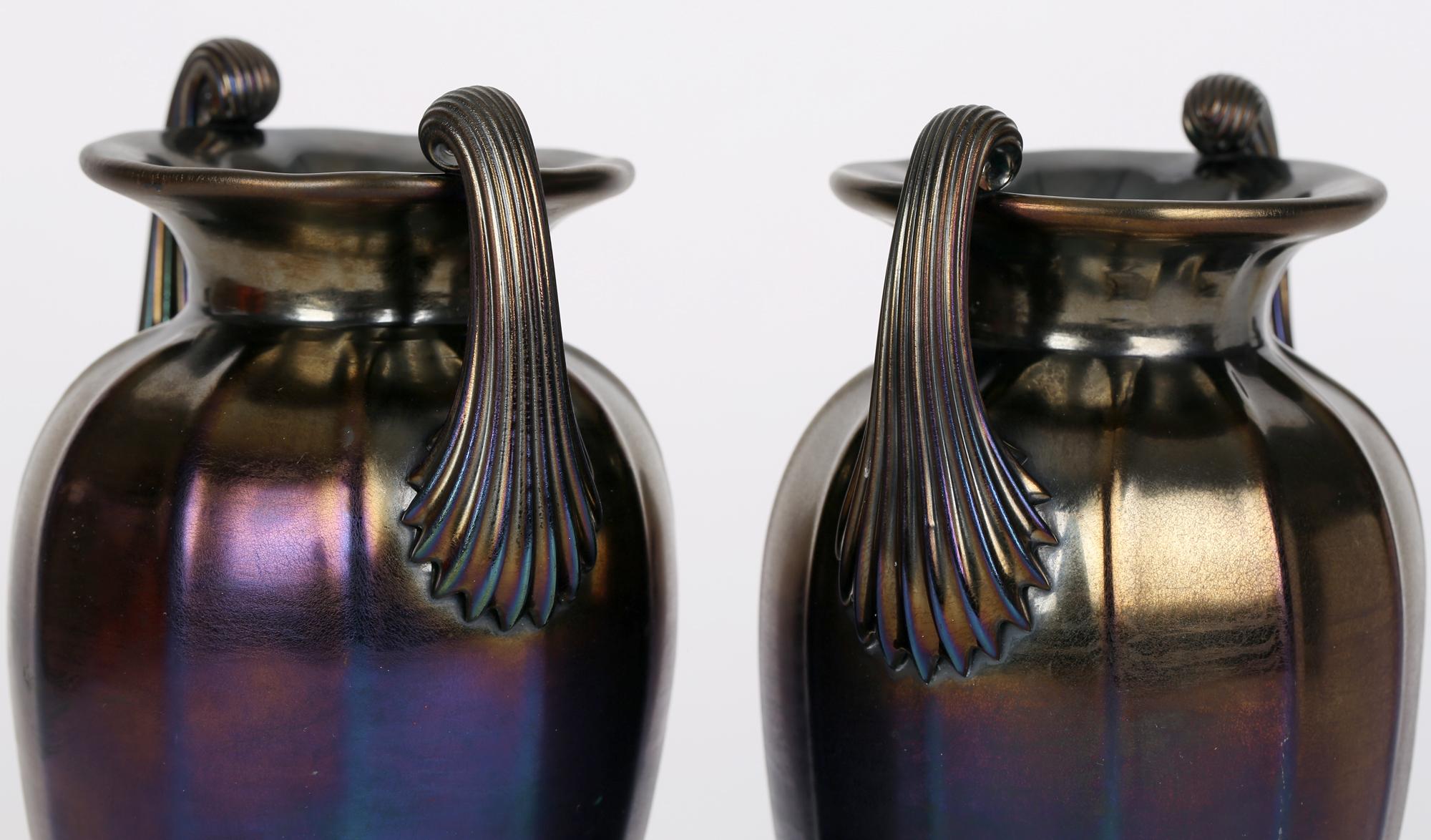 Paire de vases en verre à poignée en bronze irisé Art Nouveau de Thomas Webb en vente 3