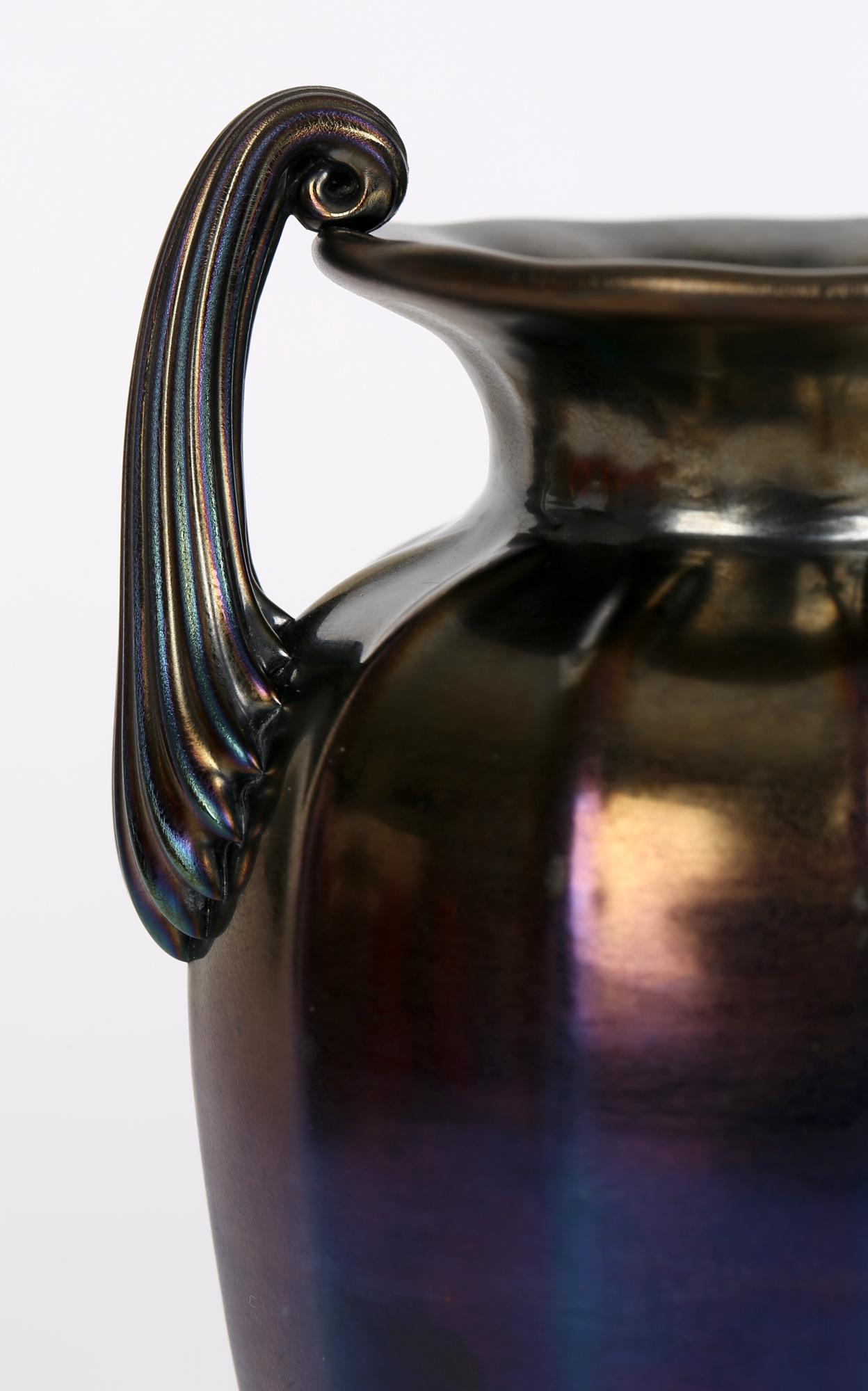 Paire de vases en verre à poignée en bronze irisé Art Nouveau de Thomas Webb en vente 5