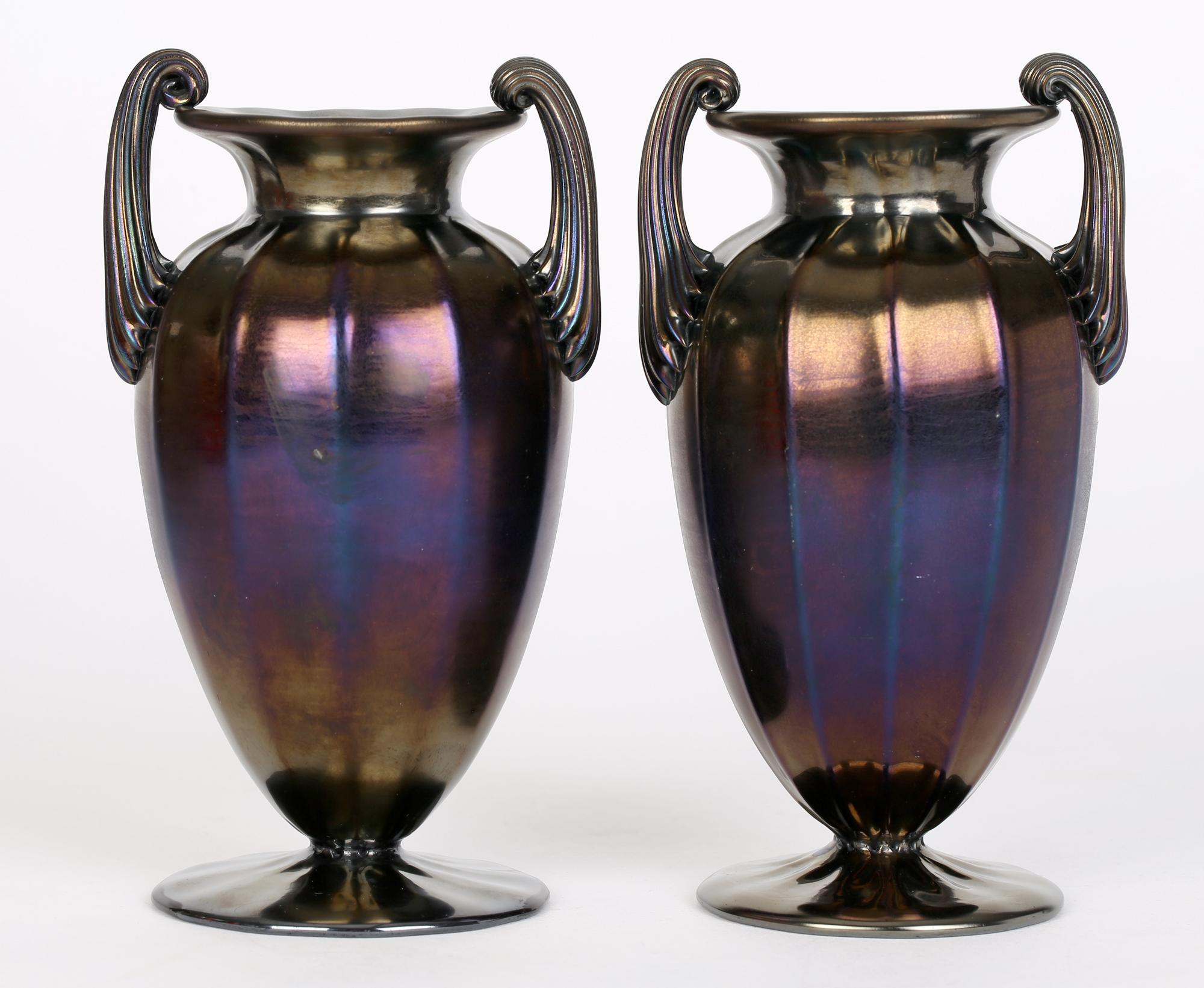 Anglais Paire de vases en verre à poignée en bronze irisé Art Nouveau de Thomas Webb en vente